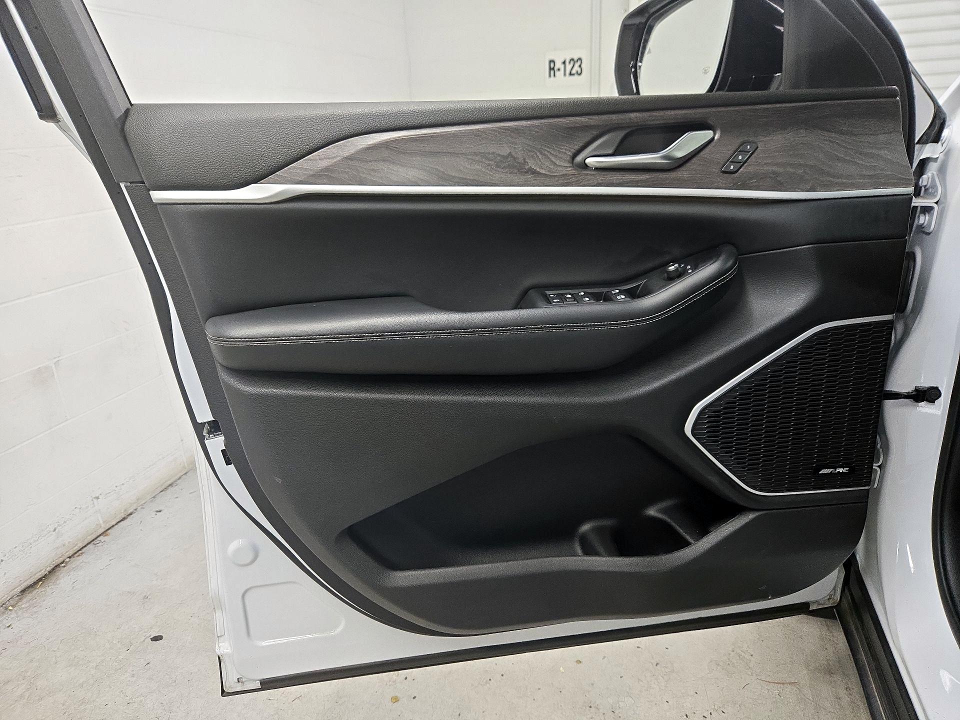 Thumbnail: 2022 Jeep Grand Cherokee - 12