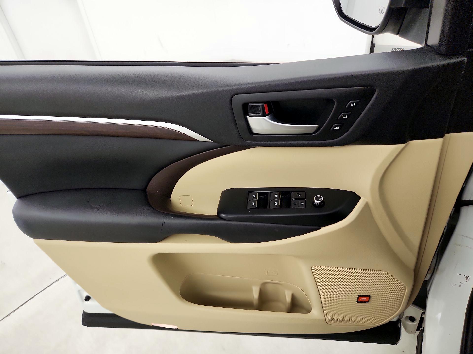 Thumbnail: 2016 Toyota Highlander - 12