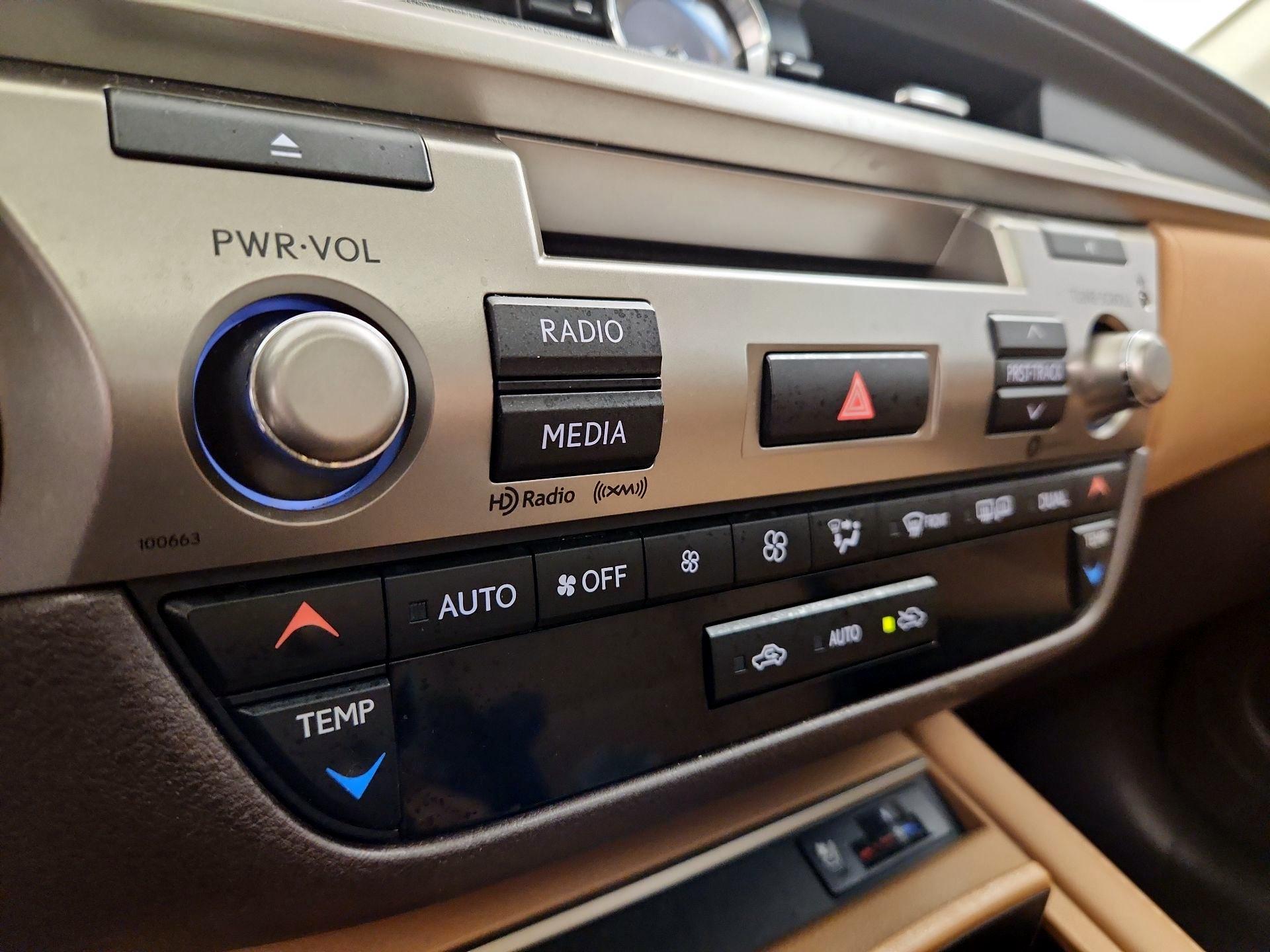 Thumbnail: 2017 Lexus ES - 16