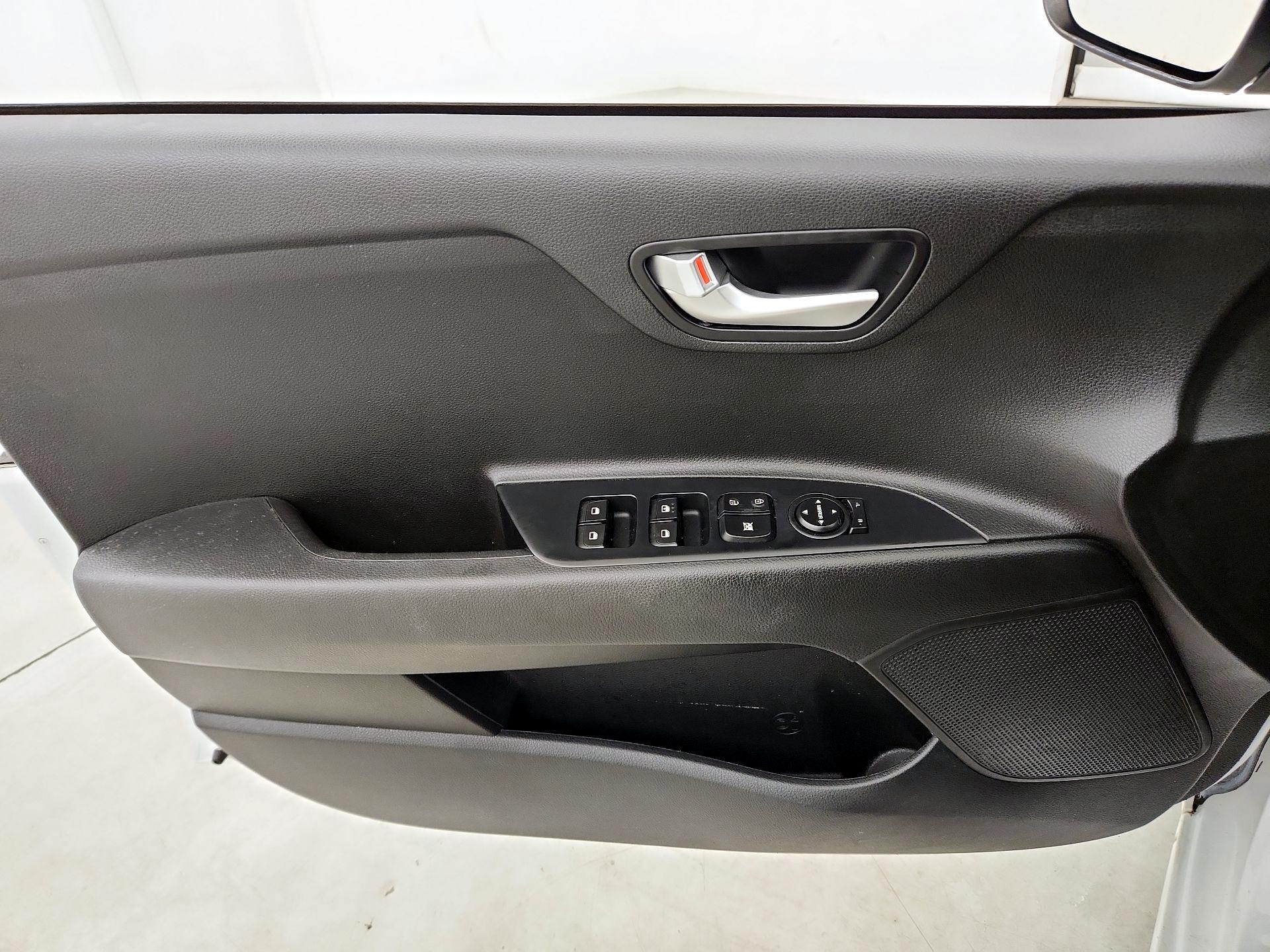 Thumbnail: 2020 Kia Rio - 12