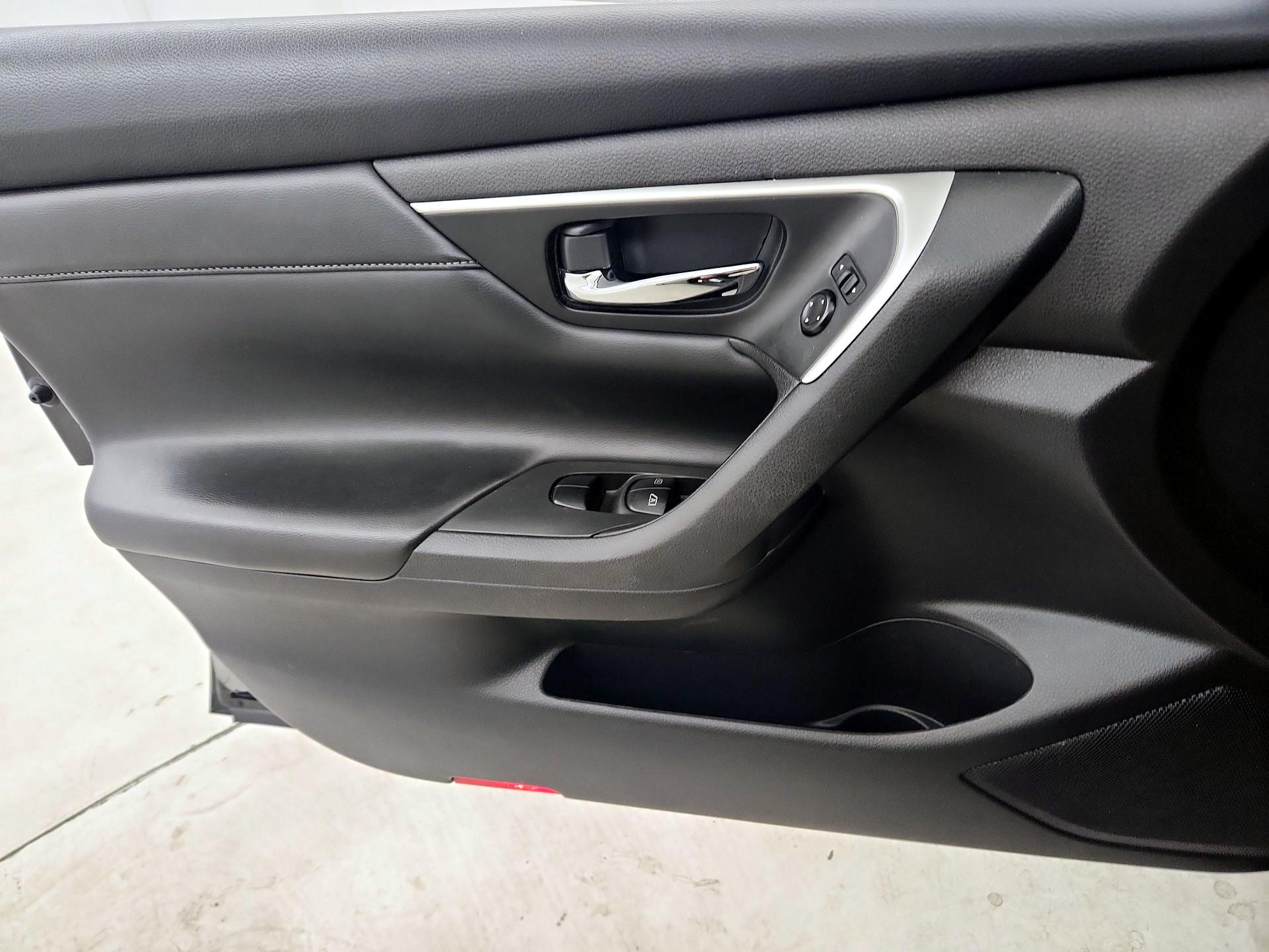 Thumbnail: 2016 Nissan Altima - 12