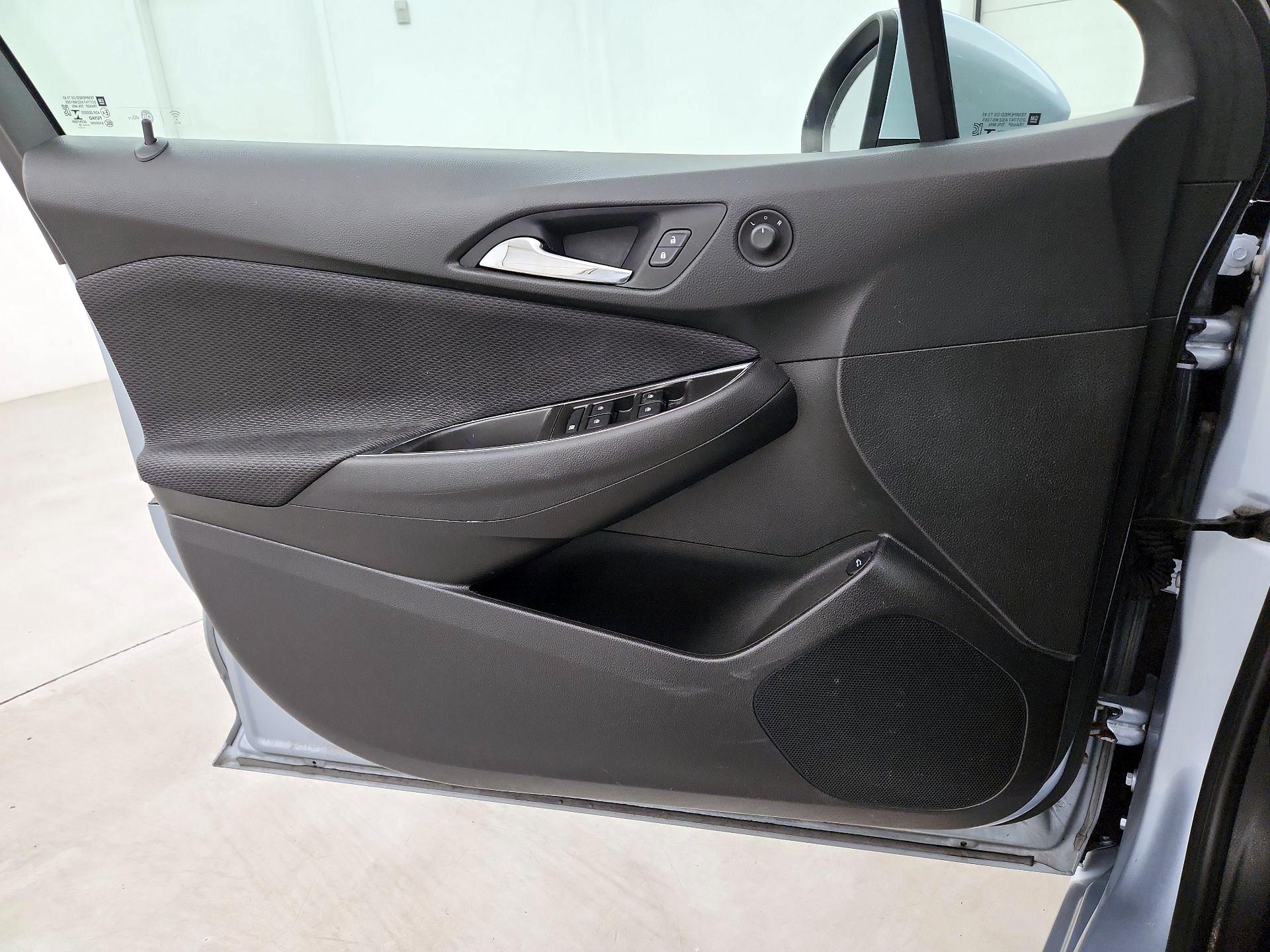 Thumbnail: 2018 Chevrolet Cruze - 12