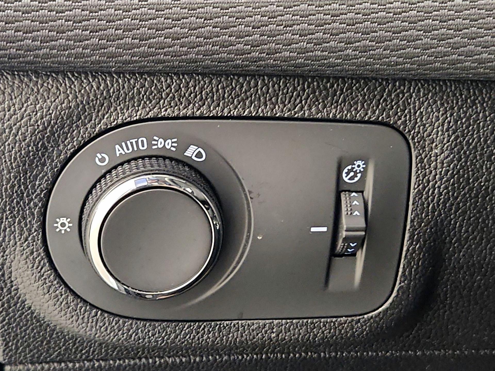 Thumbnail: 2018 Chevrolet Cruze - 13