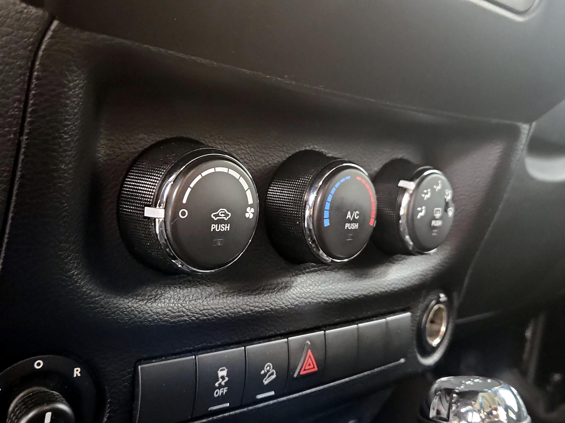 Thumbnail: 2016 Jeep Wrangler - 14