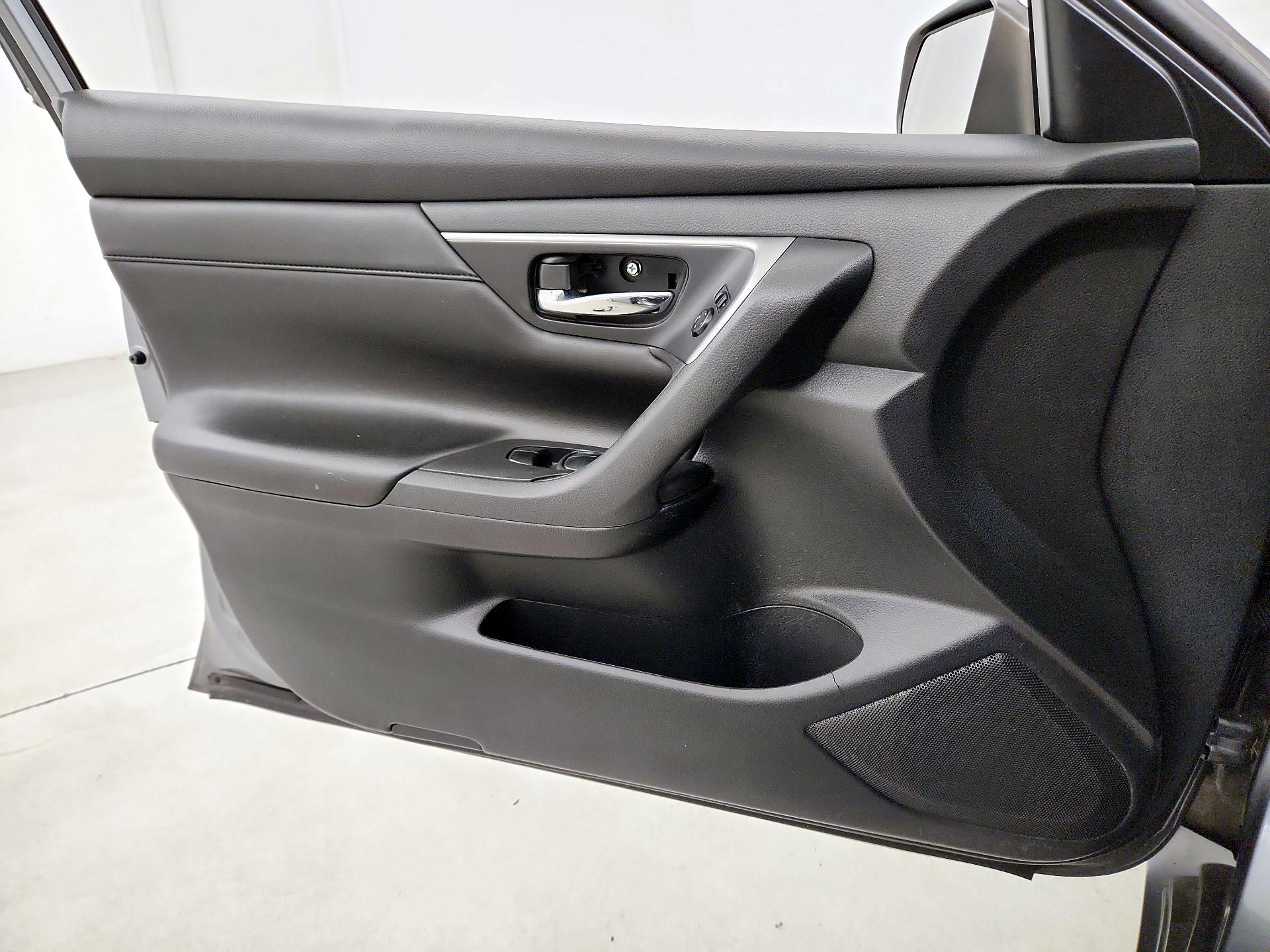 Thumbnail: 2015 Nissan Altima - 12