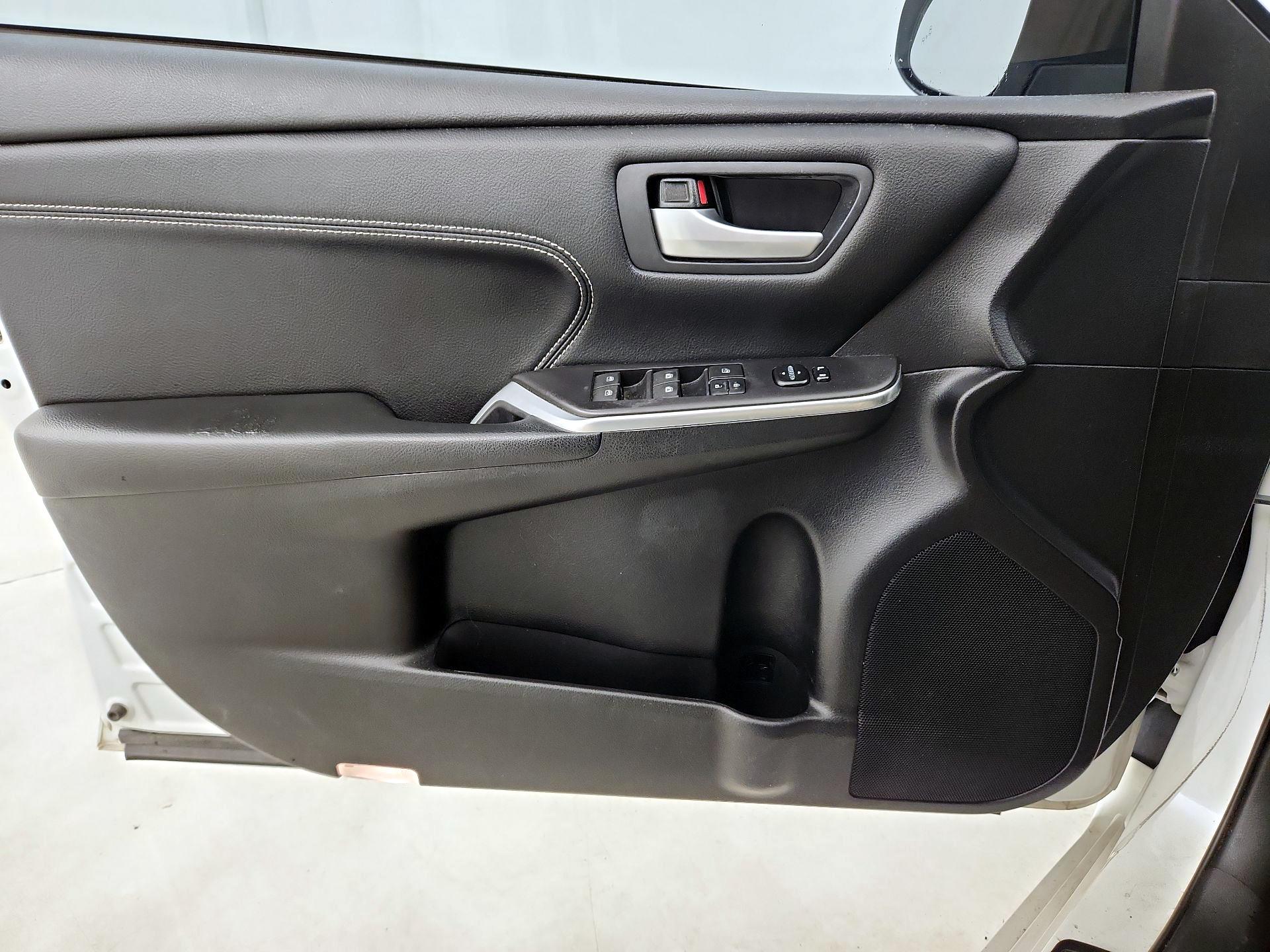 Thumbnail: 2016 Toyota Camry - 12