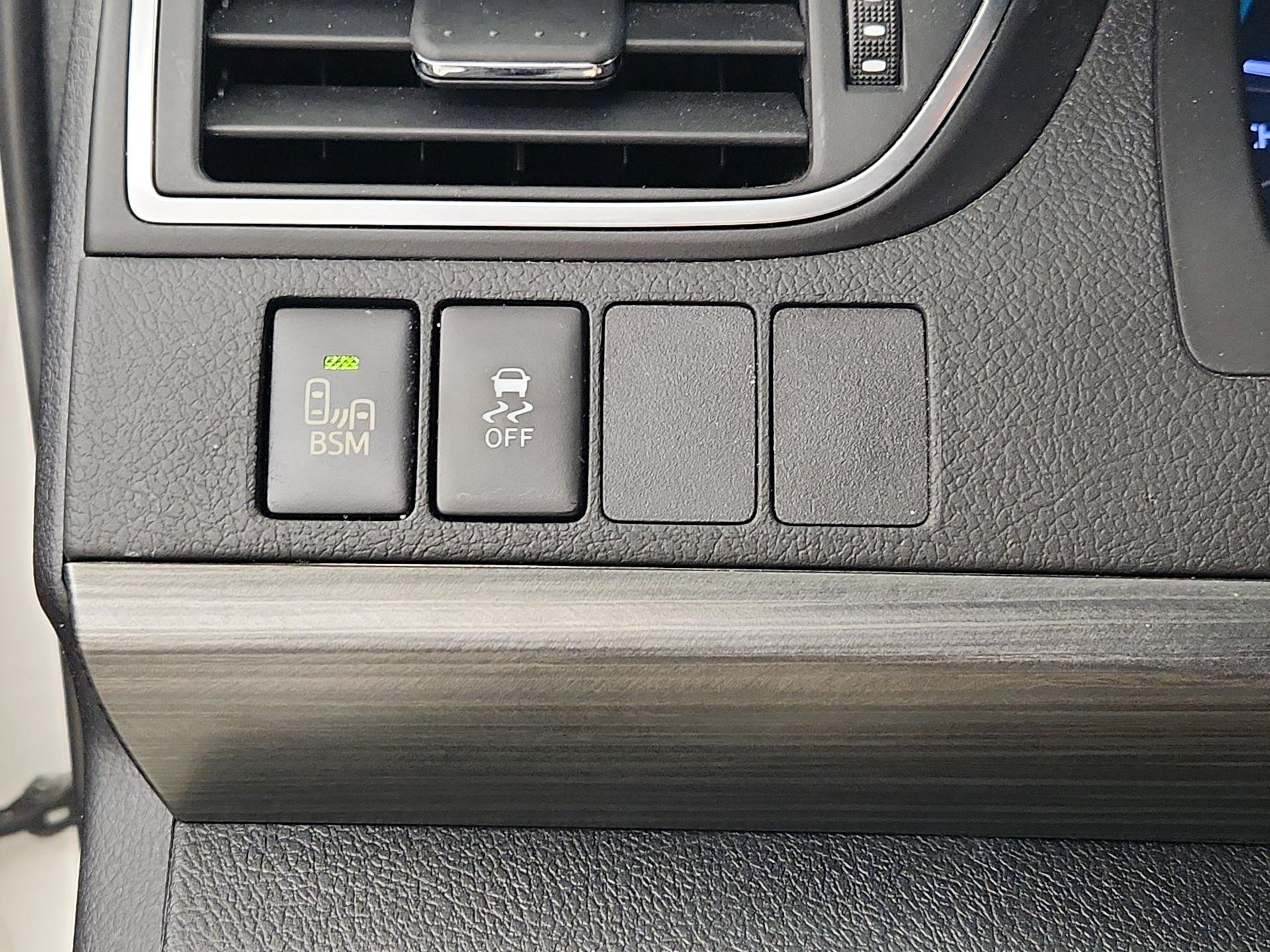 Thumbnail: 2016 Toyota Camry - 13