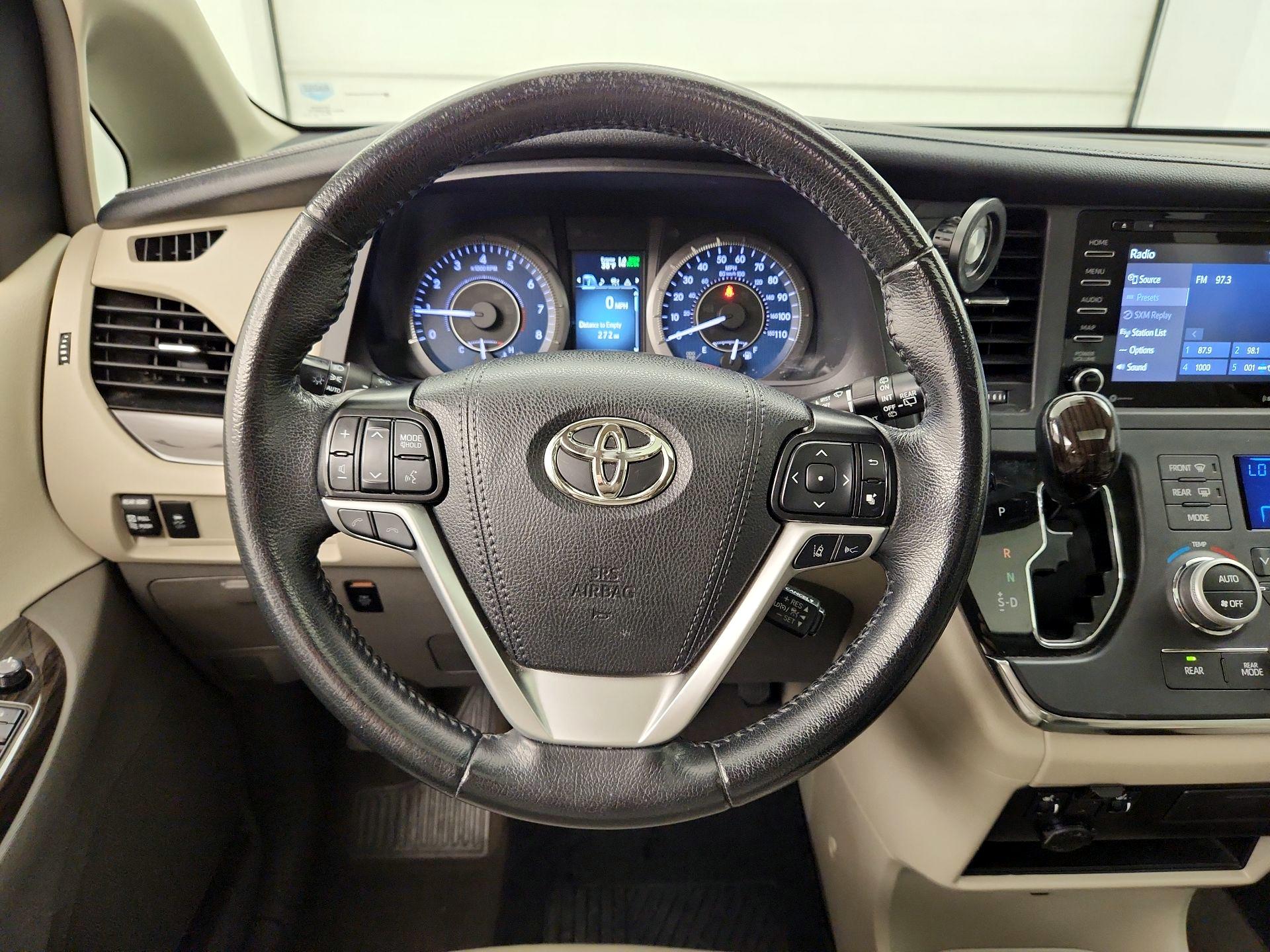 Thumbnail: 2019 Toyota Sienna - 10