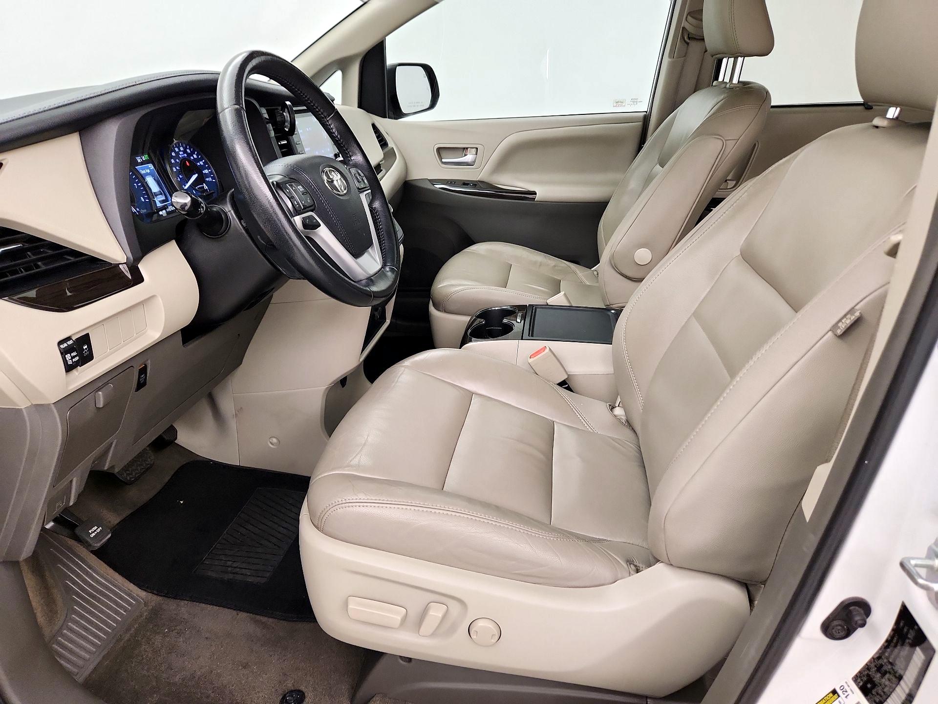 Thumbnail: 2019 Toyota Sienna - 11