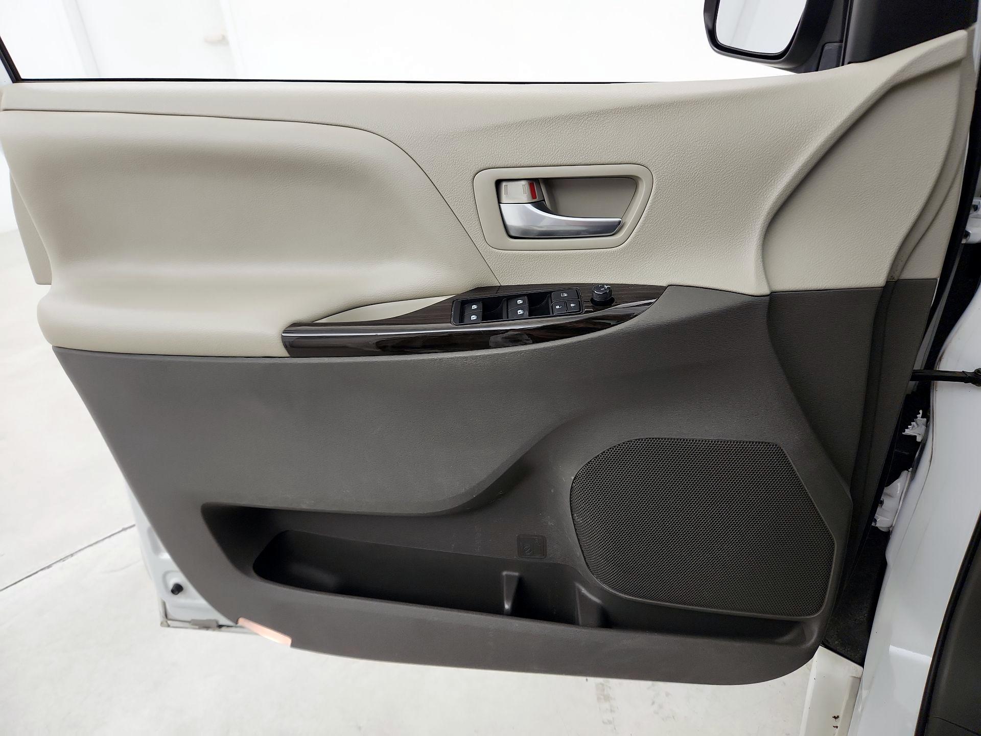 Thumbnail: 2019 Toyota Sienna - 12