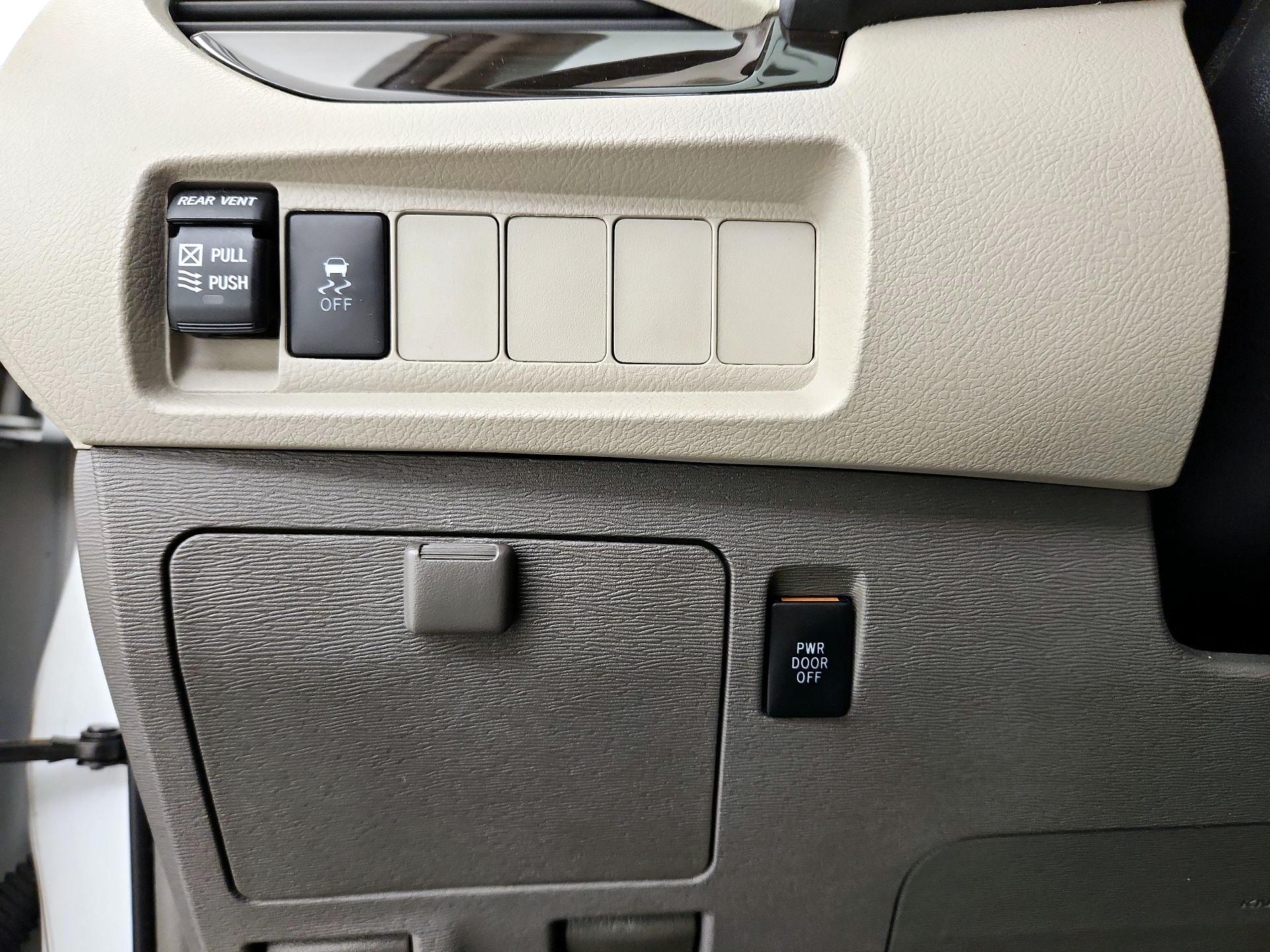 Thumbnail: 2019 Toyota Sienna - 13