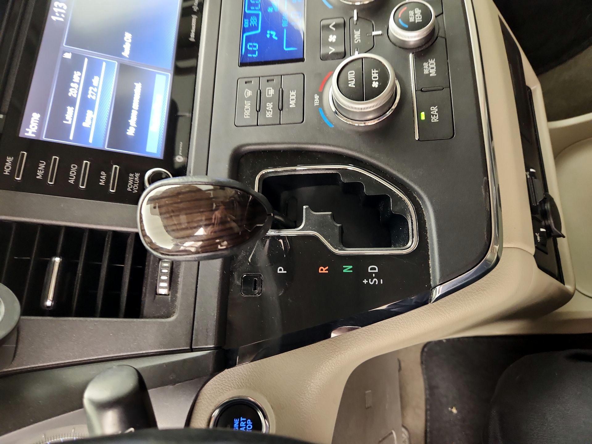 Thumbnail: 2019 Toyota Sienna - 17