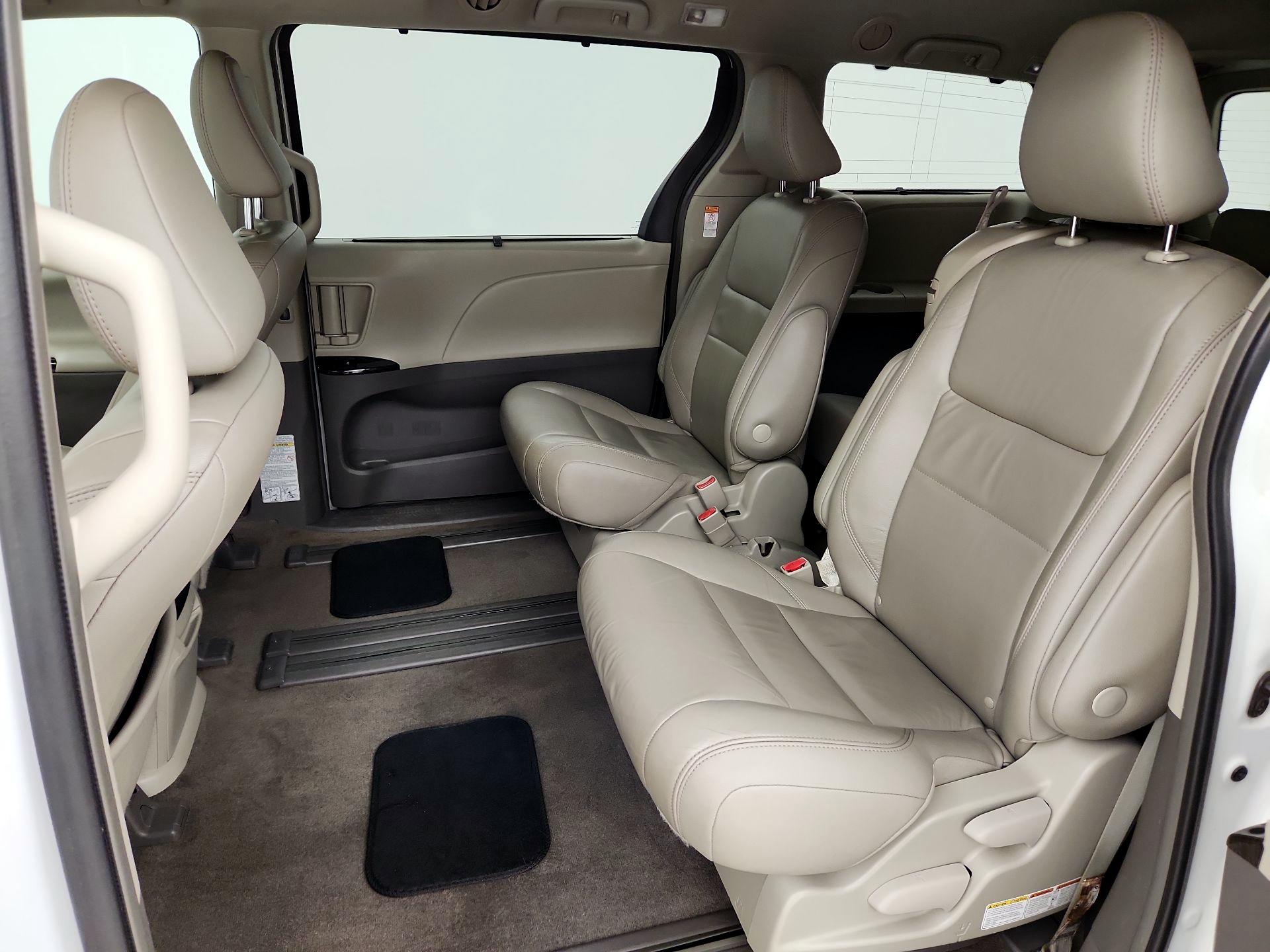 Thumbnail: 2019 Toyota Sienna - 20