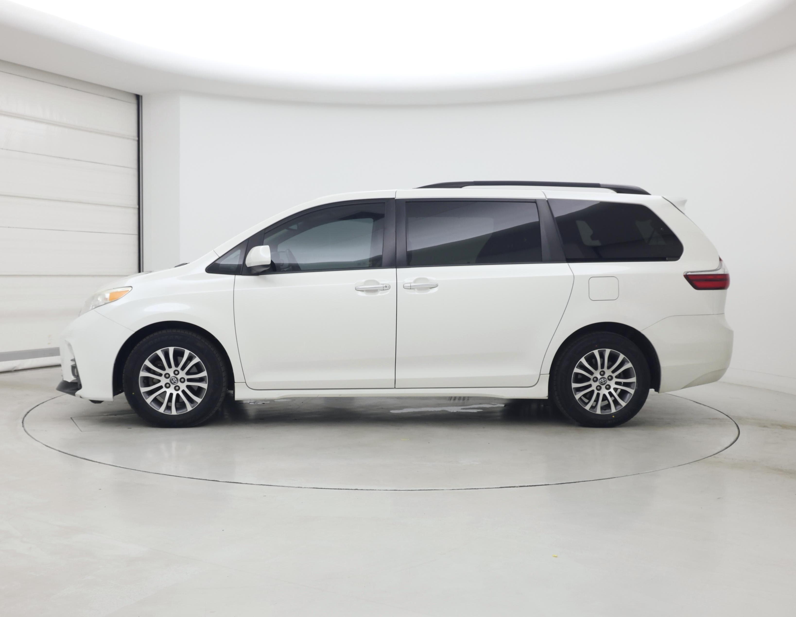 Thumbnail: 2019 Toyota Sienna - 3