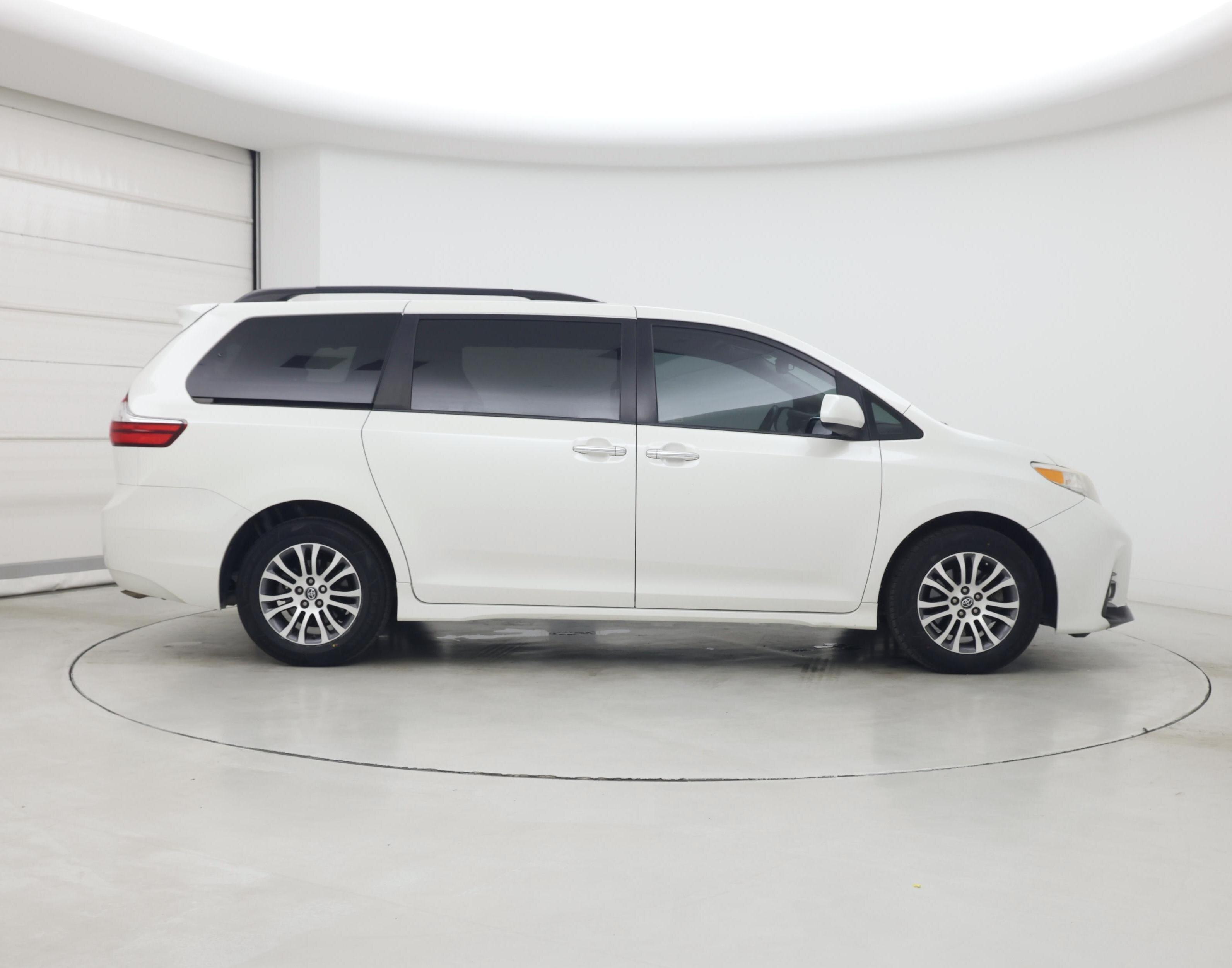 Thumbnail: 2019 Toyota Sienna - 7