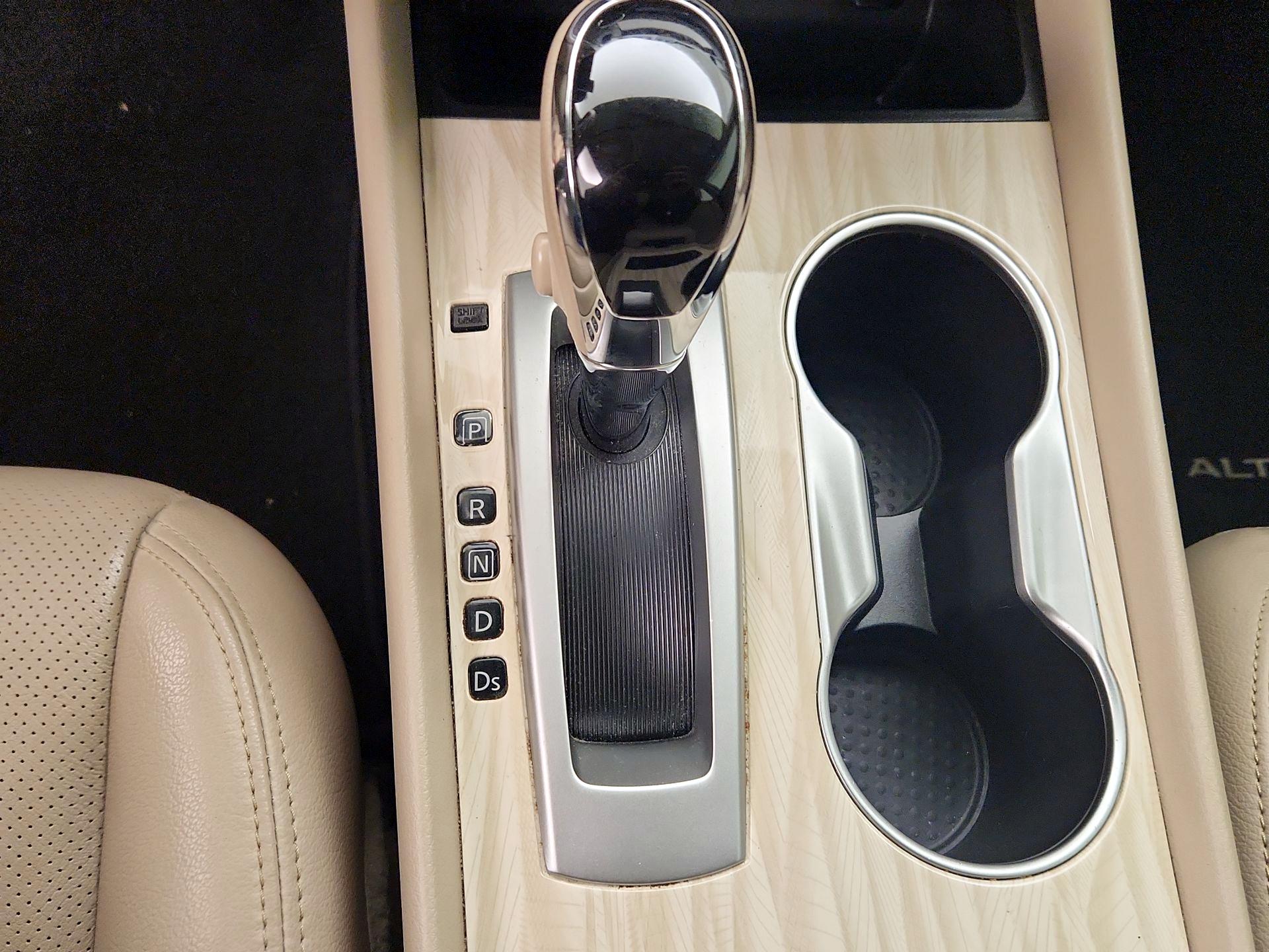 Thumbnail: 2016 Nissan Altima - 17