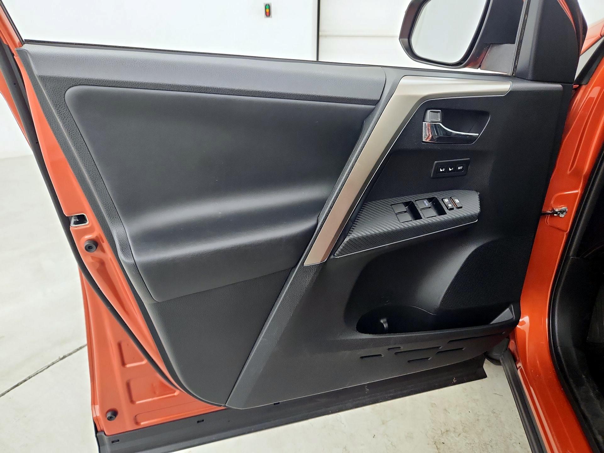 Thumbnail: 2015 Toyota RAV4 - 12