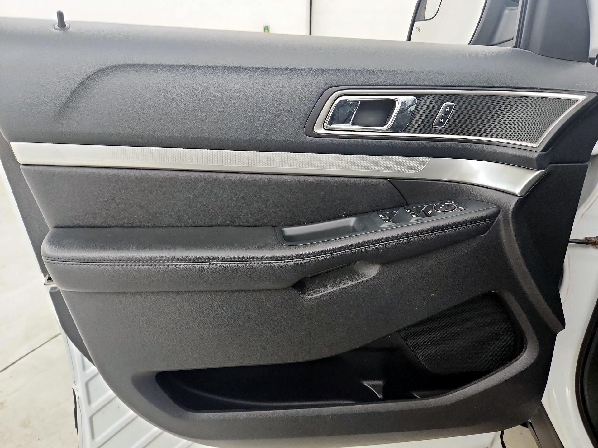 Thumbnail: 2016 Ford Explorer - 12