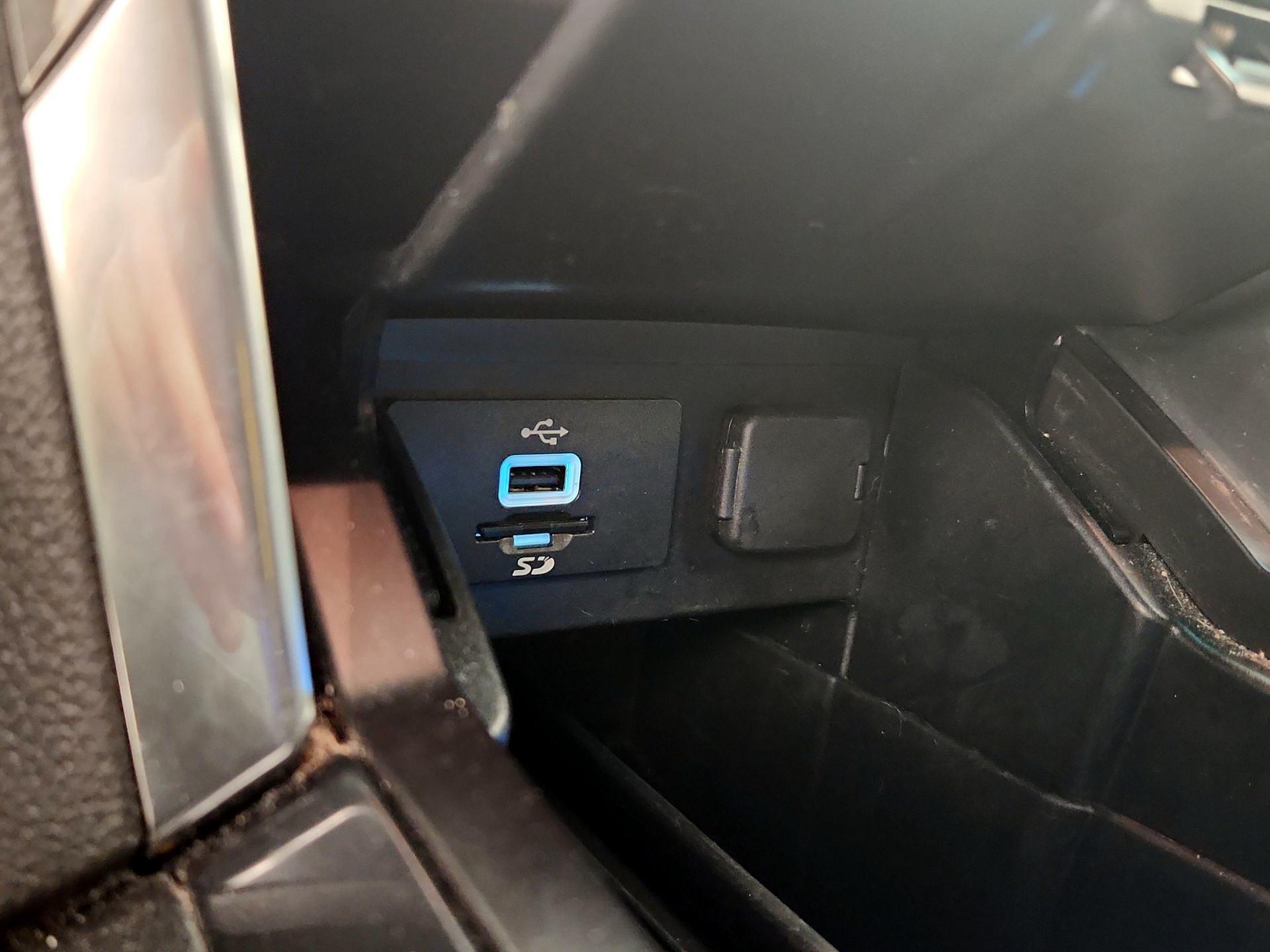 Thumbnail: 2016 Ford Explorer - 18