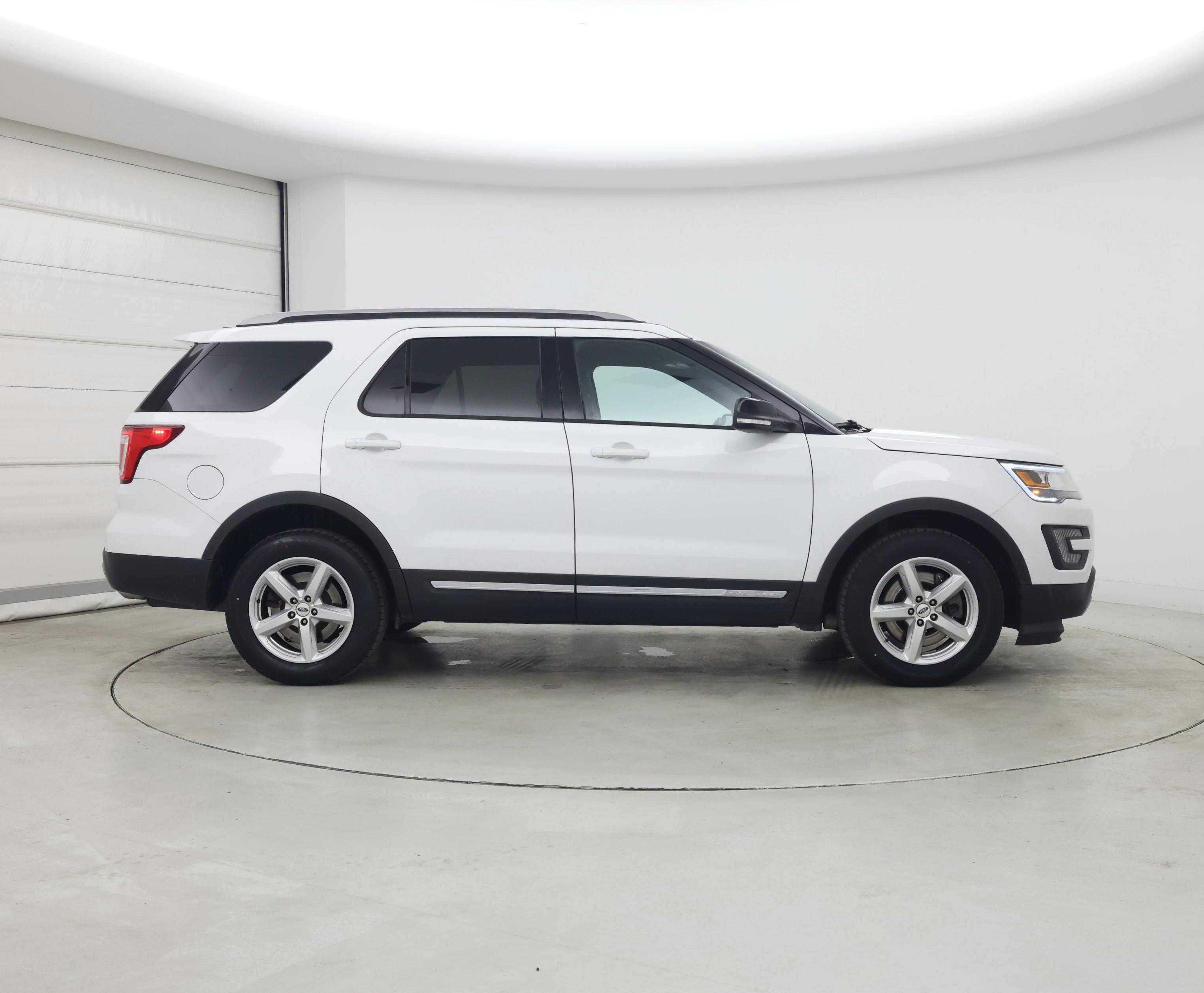 Thumbnail: 2016 Ford Explorer - 7