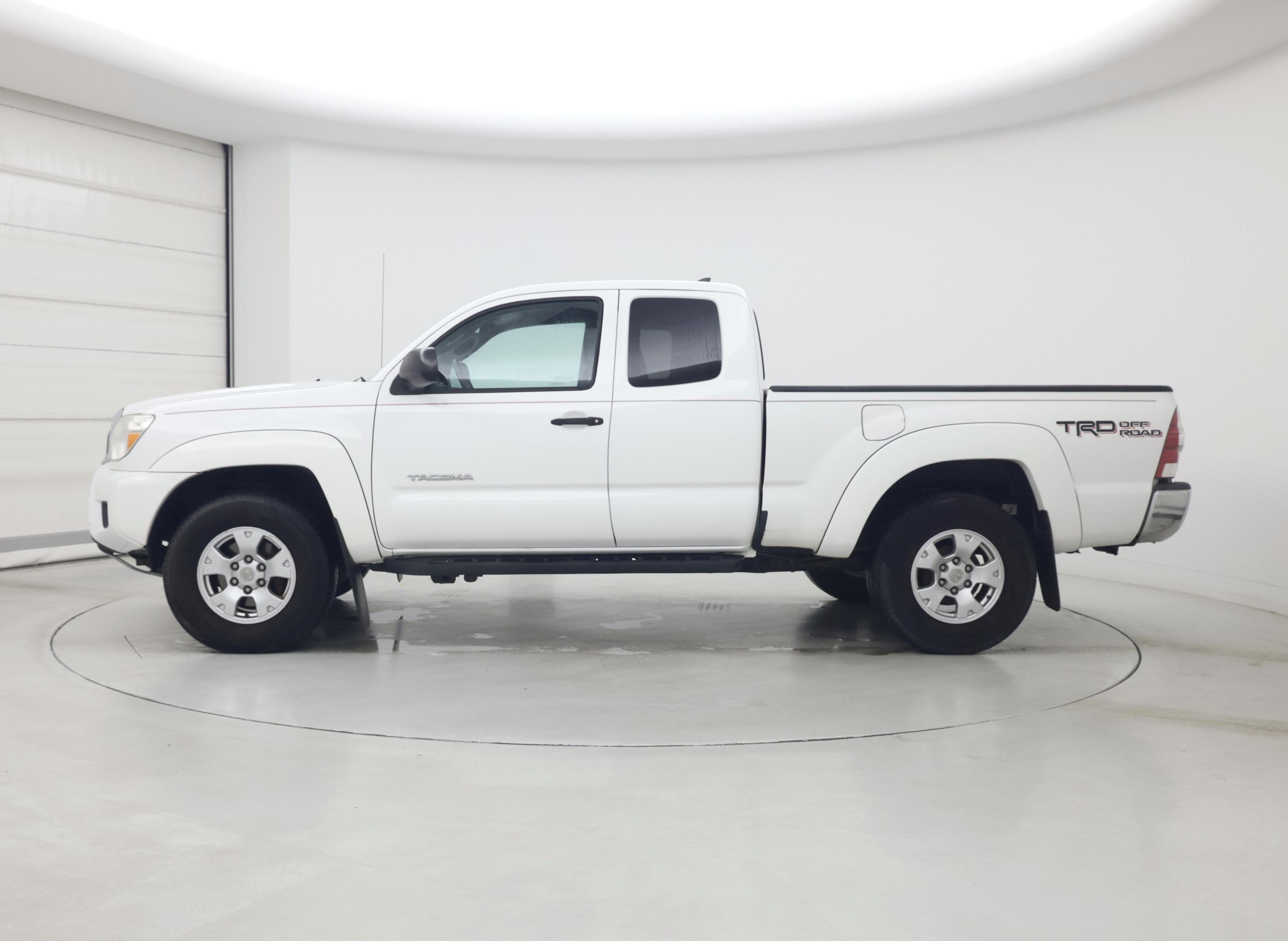 Thumbnail: 2015 Toyota Tacoma - 3