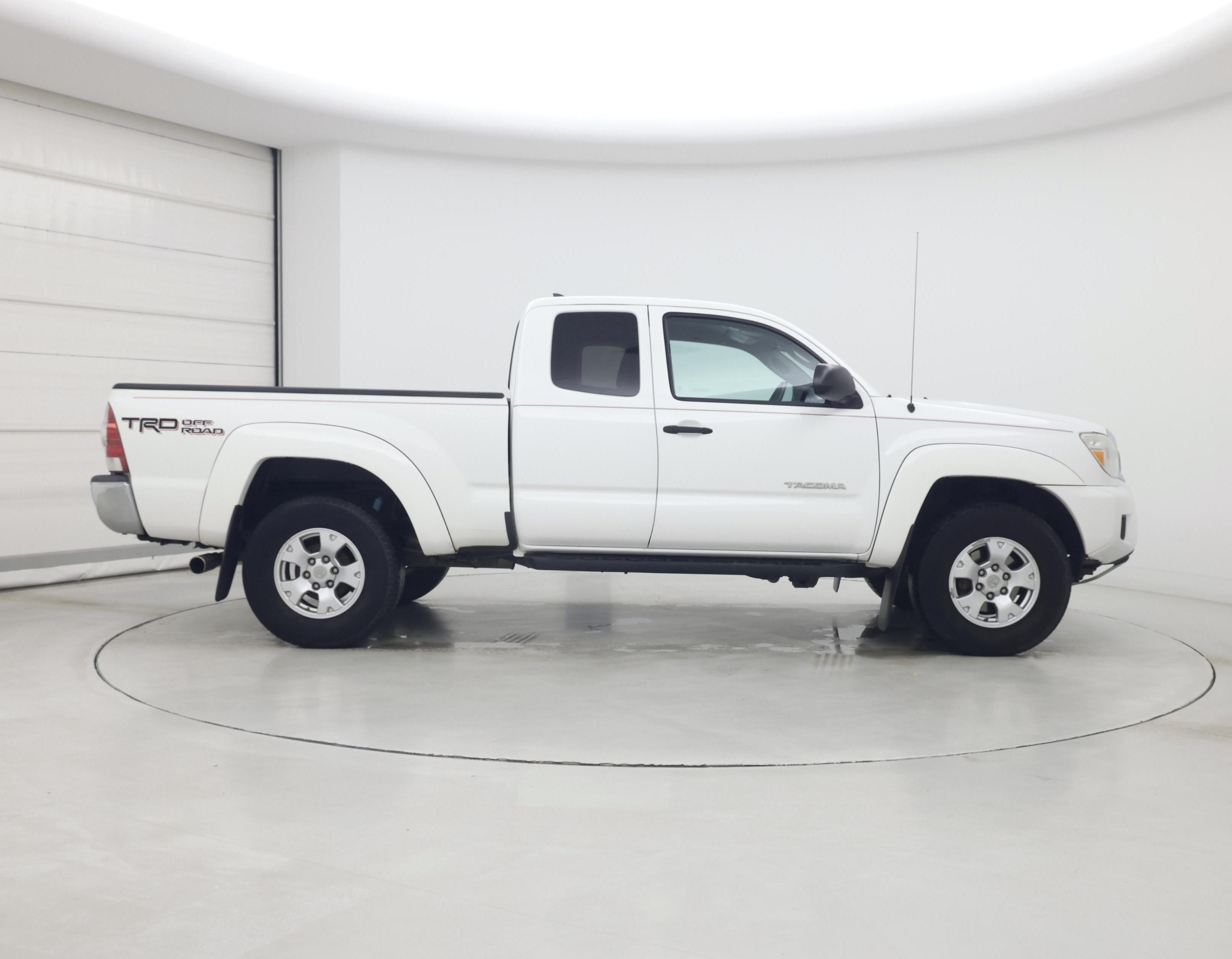 Thumbnail: 2015 Toyota Tacoma - 7