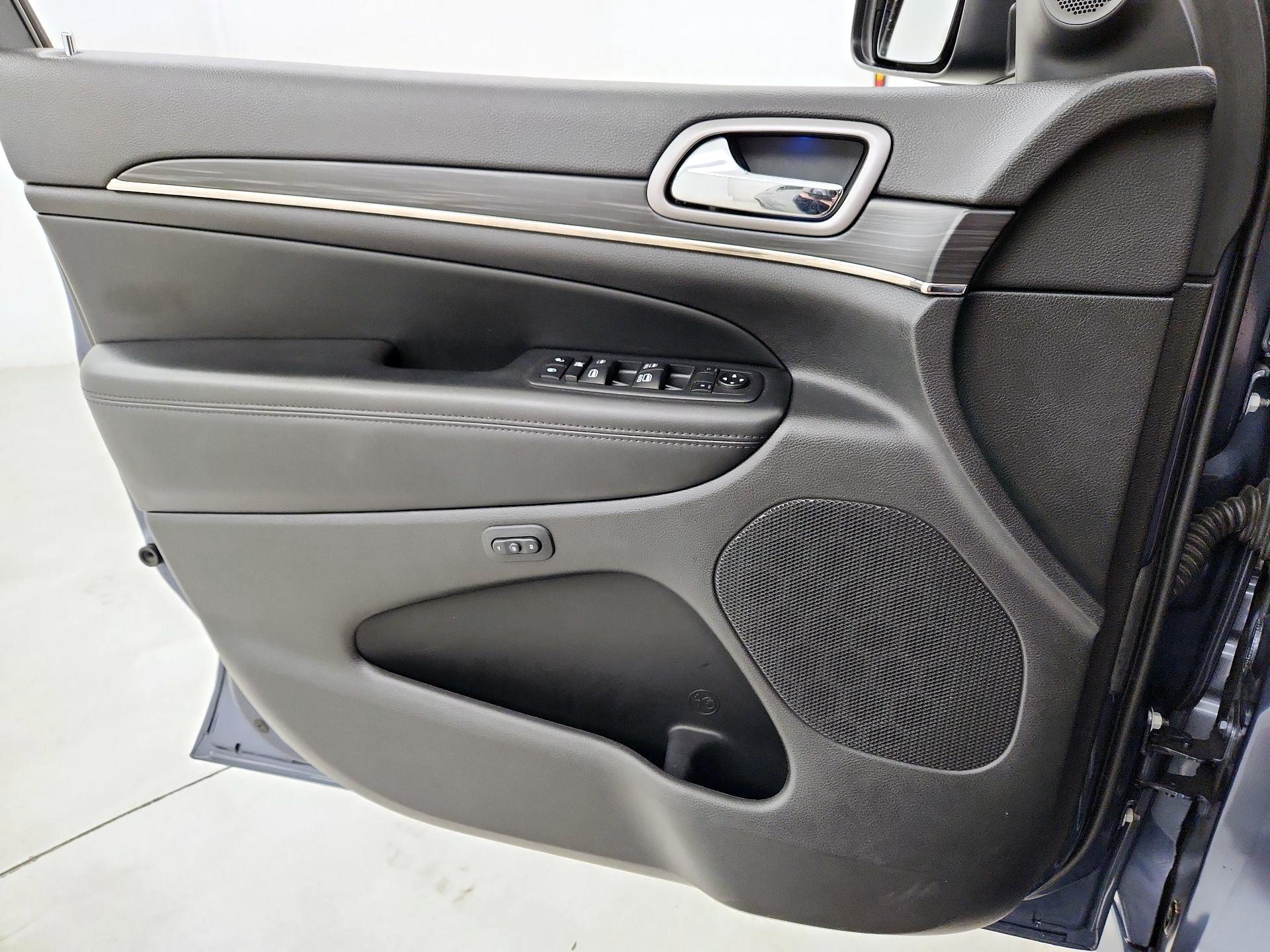 Thumbnail: 2020 Jeep Grand Cherokee - 12