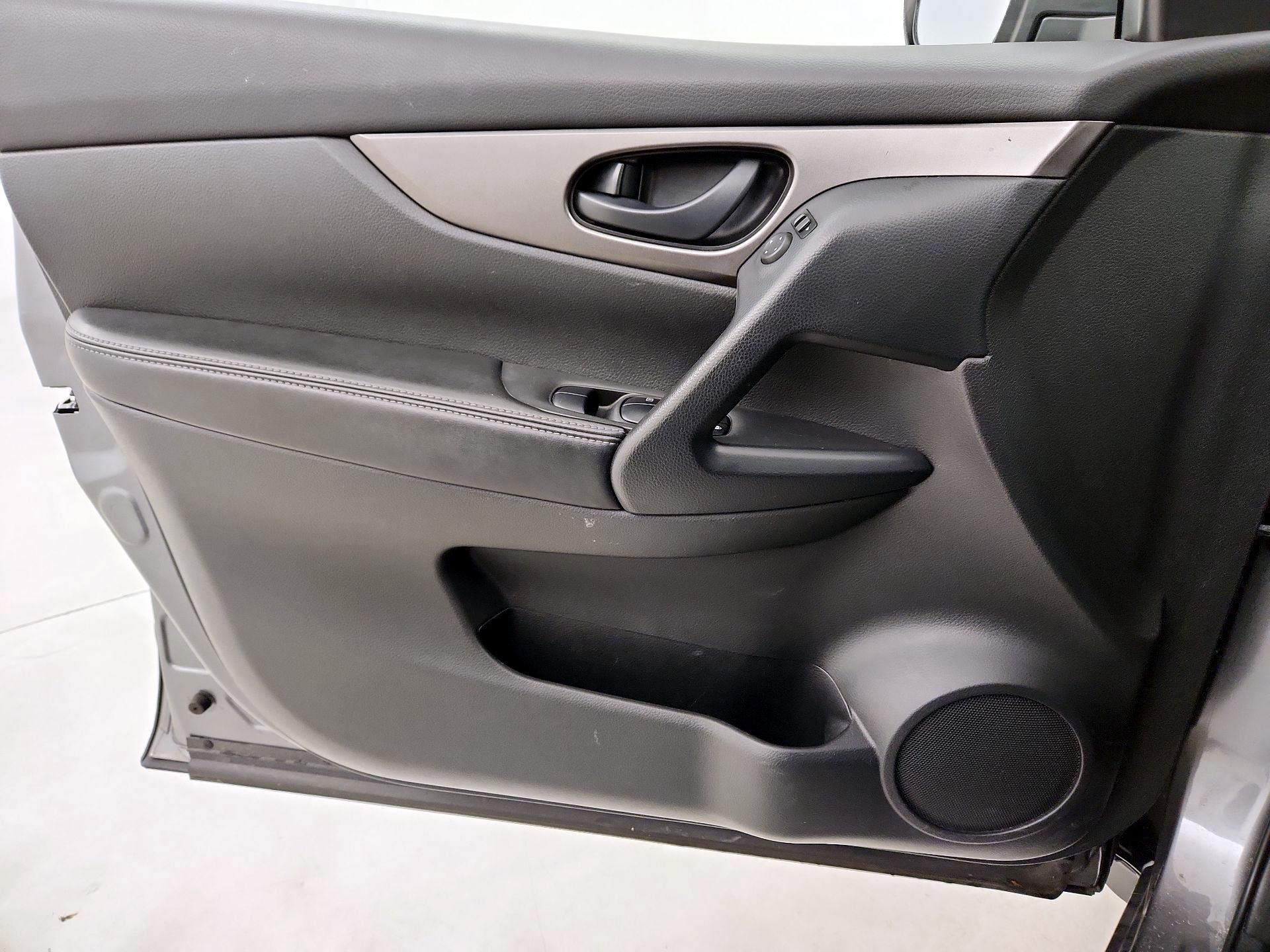 Thumbnail: 2020 Nissan Rogue Sport - 12