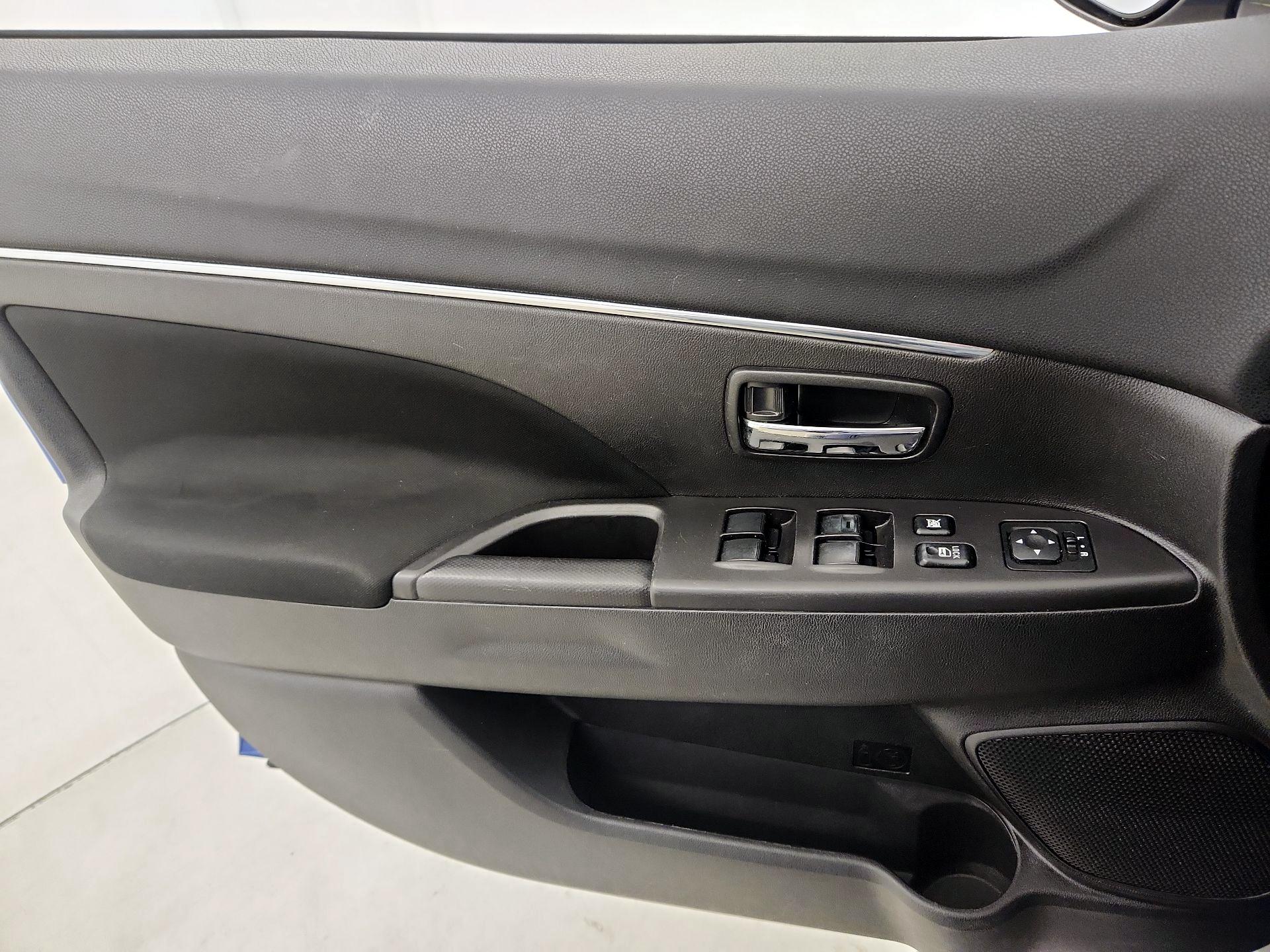 Thumbnail: 2015 Mitsubishi Outlander Sport - 12