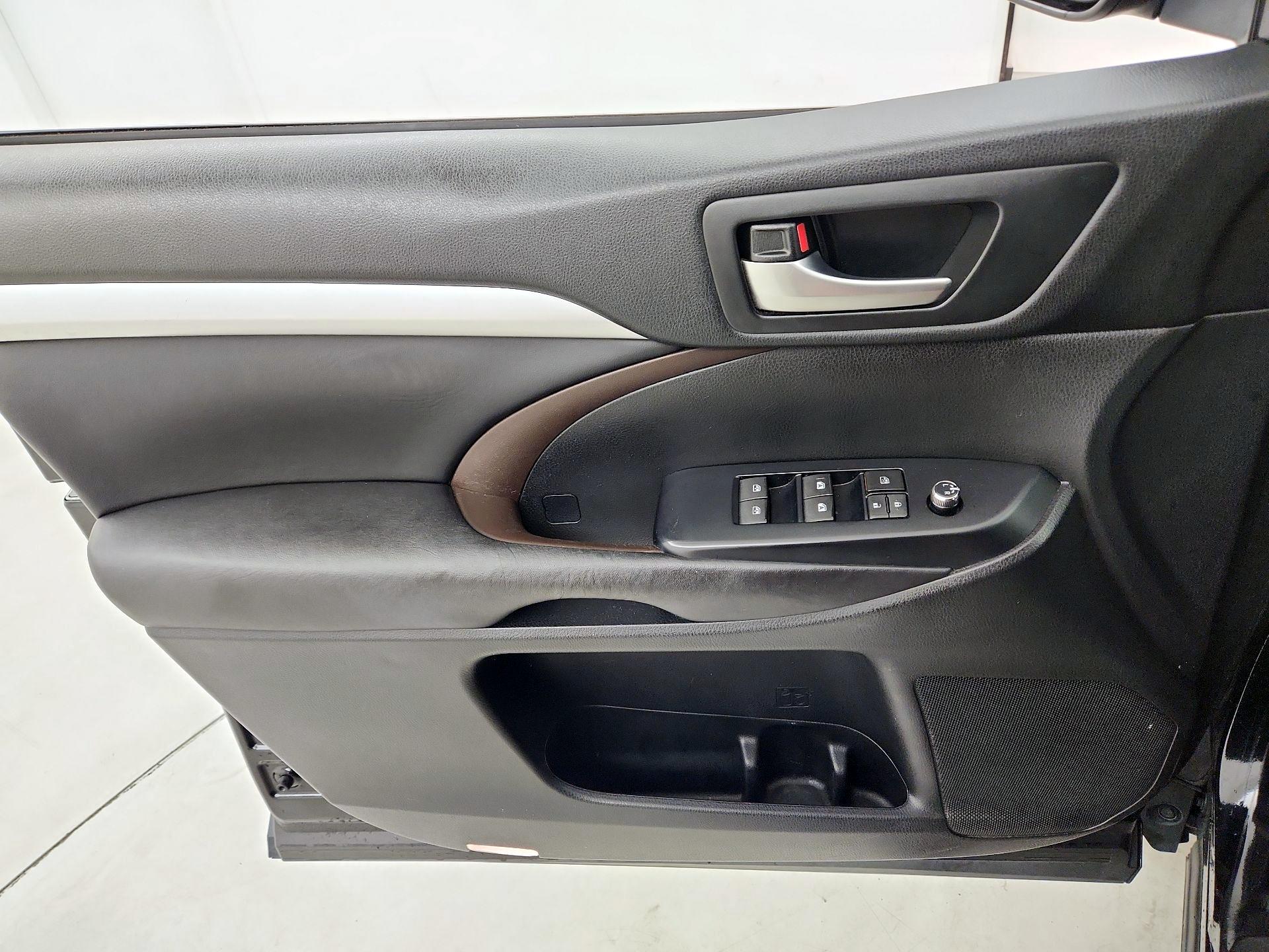 Thumbnail: 2017 Toyota Highlander - 12