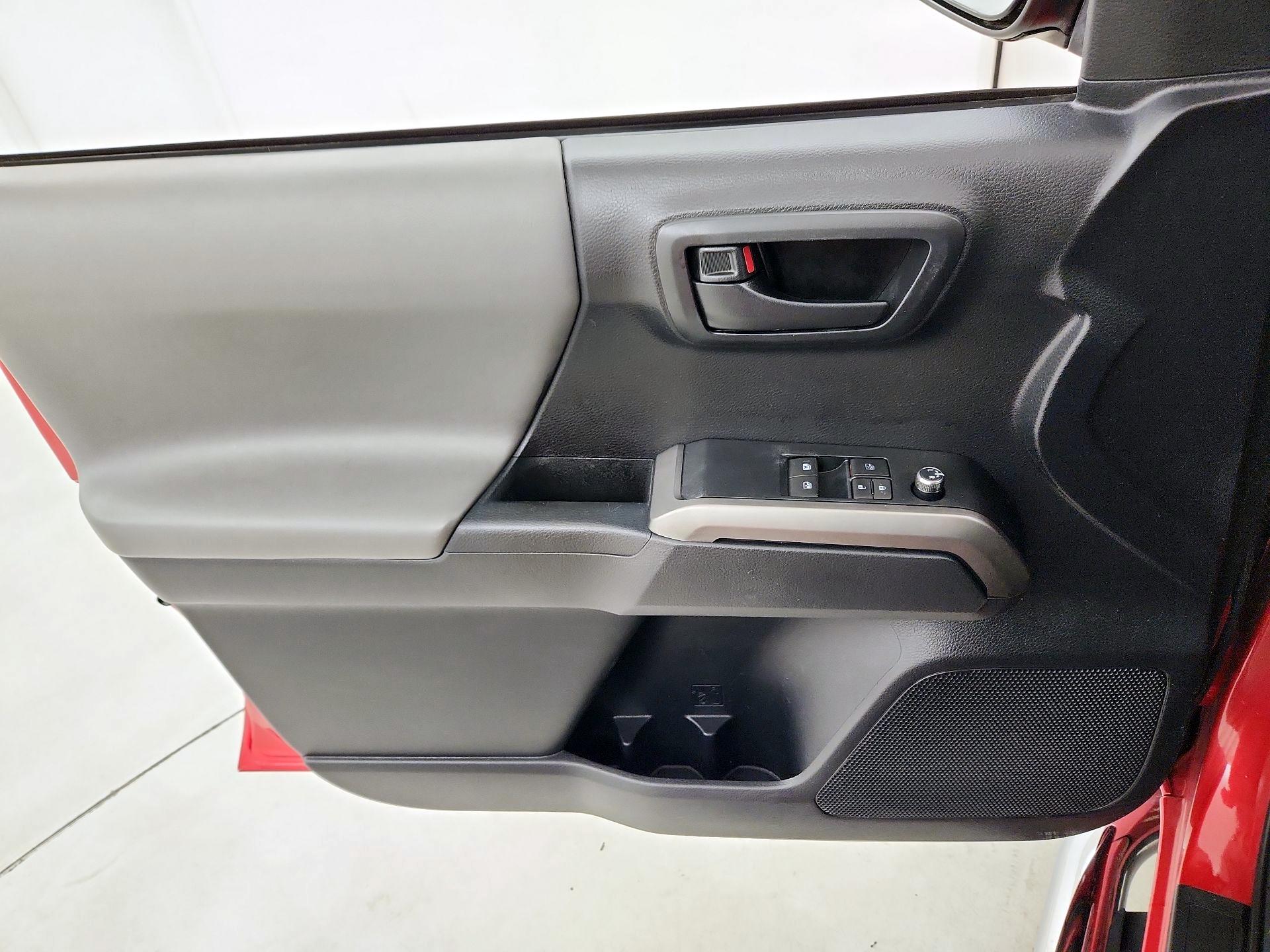 Thumbnail: 2018 Toyota Tacoma - 12