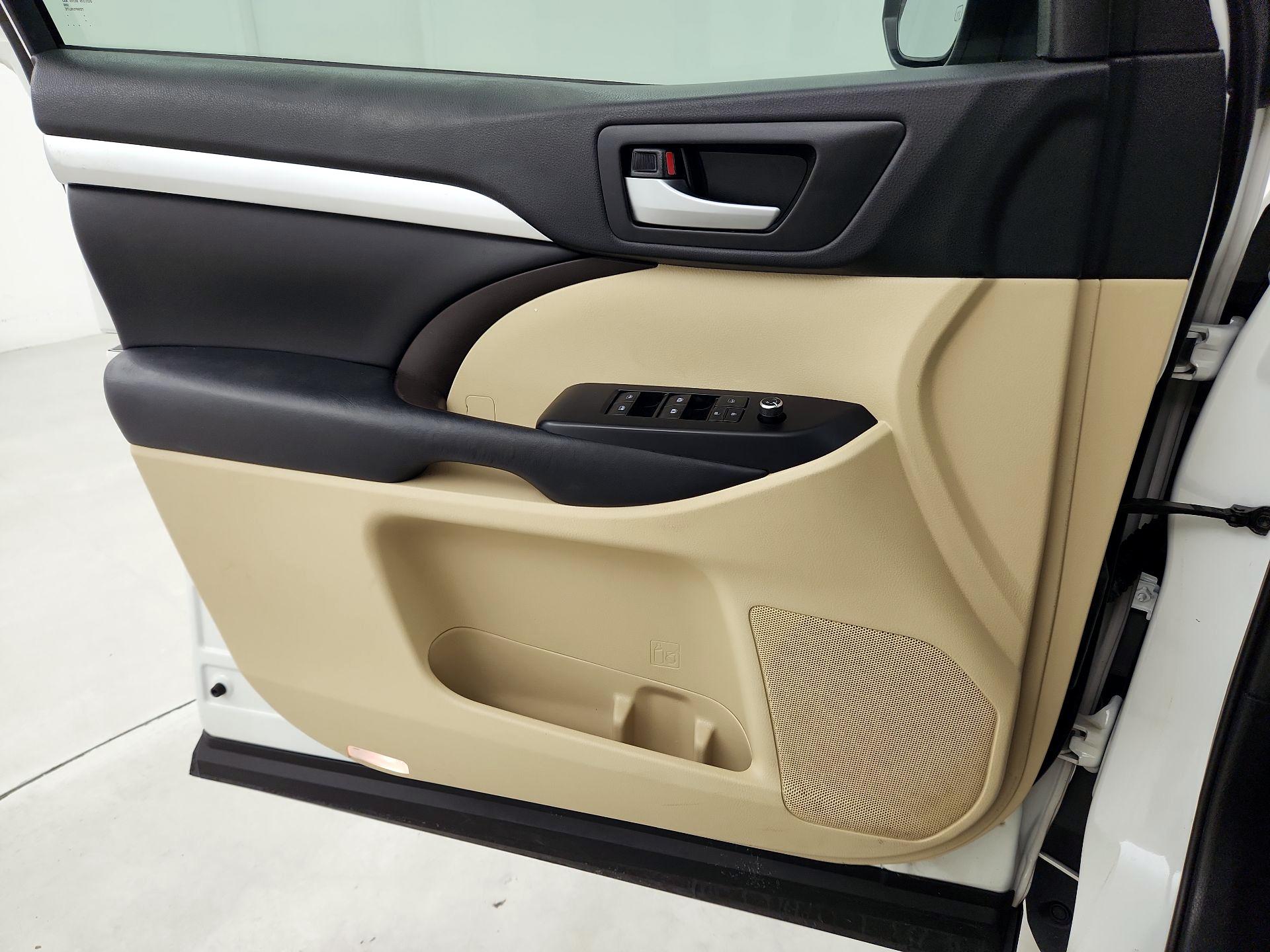 Thumbnail: 2019 Toyota Highlander - 12