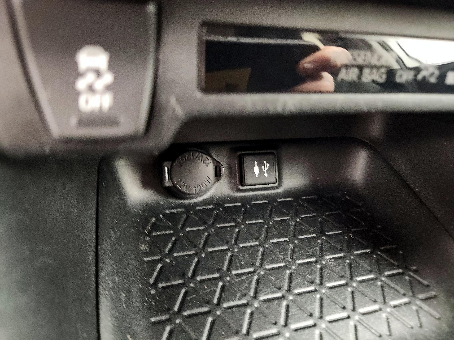 Thumbnail: 2019 Toyota RAV4 - 18