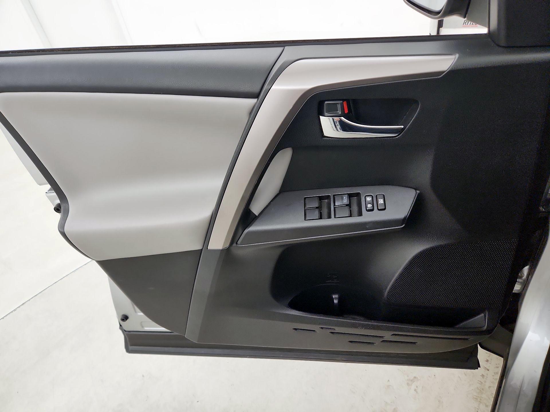 Thumbnail: 2018 Toyota RAV4 - 12