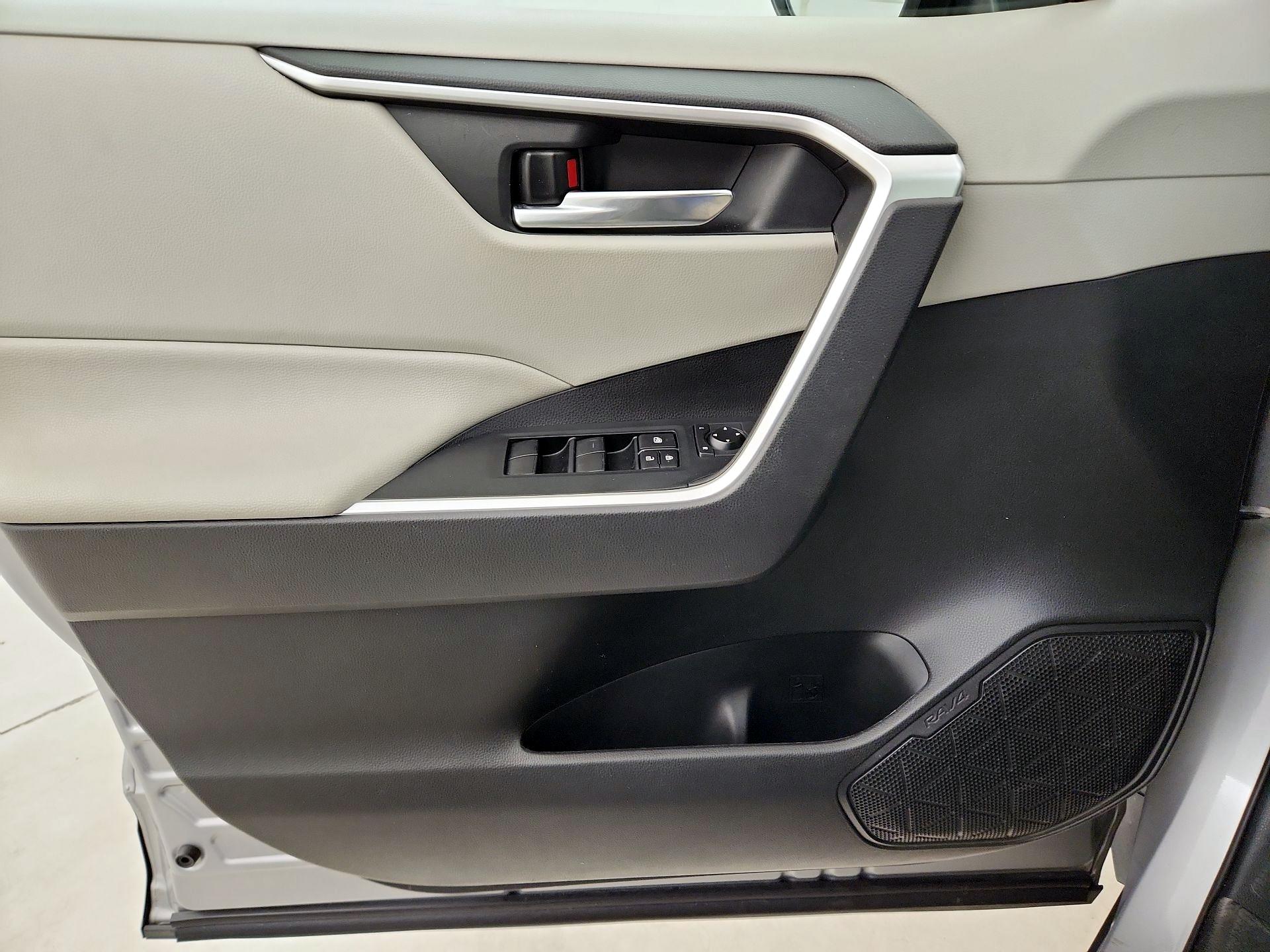 Thumbnail: 2020 Toyota RAV4 - 12