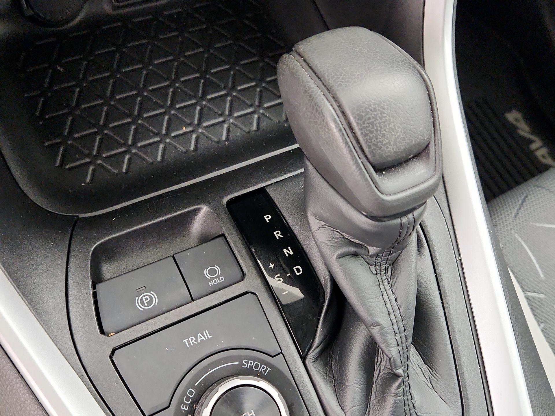 Thumbnail: 2020 Toyota RAV4 - 17