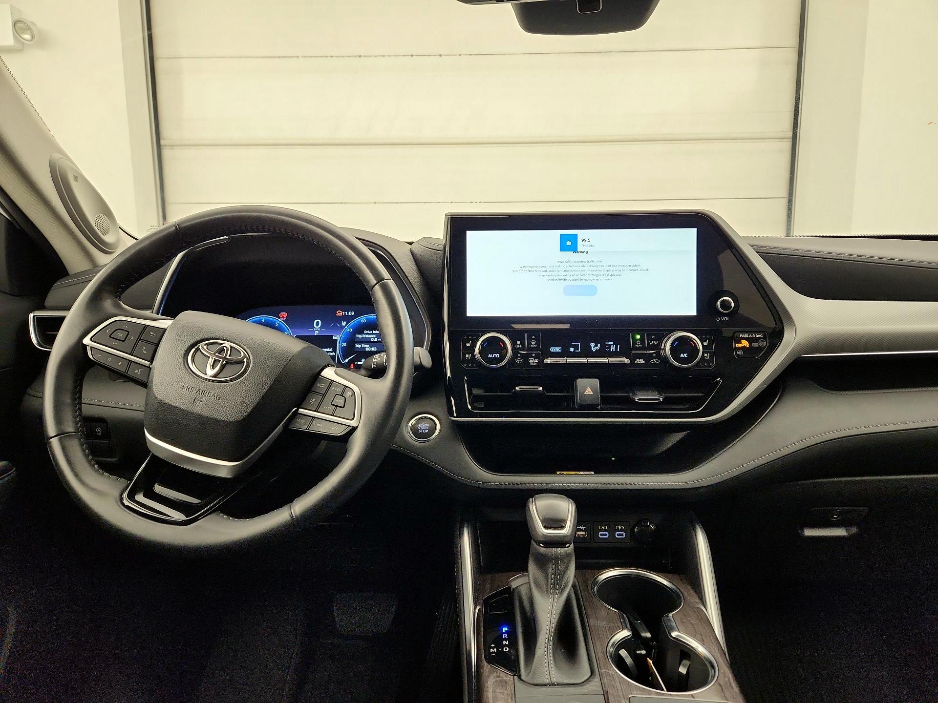 Thumbnail: 2023 Toyota Highlander - 9