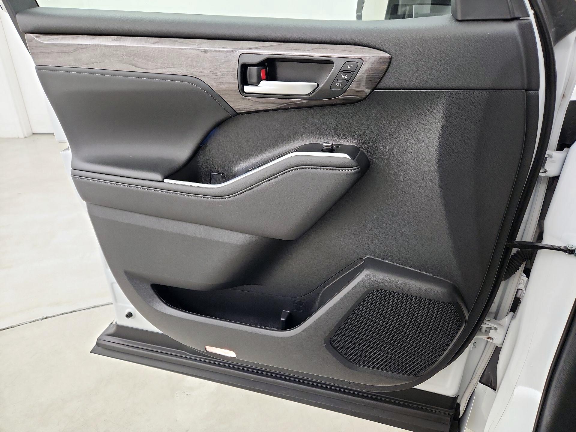 Thumbnail: 2023 Toyota Highlander - 12