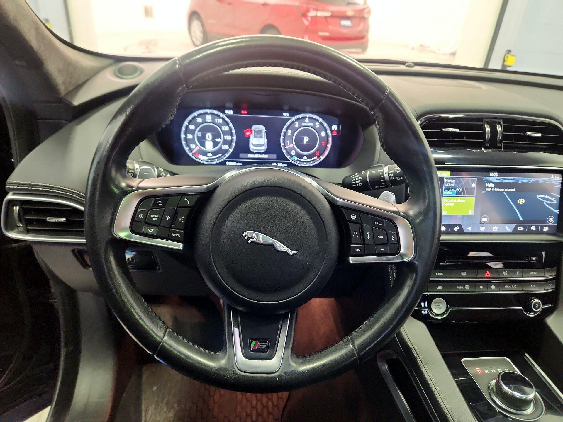 Thumbnail: 2019 Jaguar F-Pace - 10