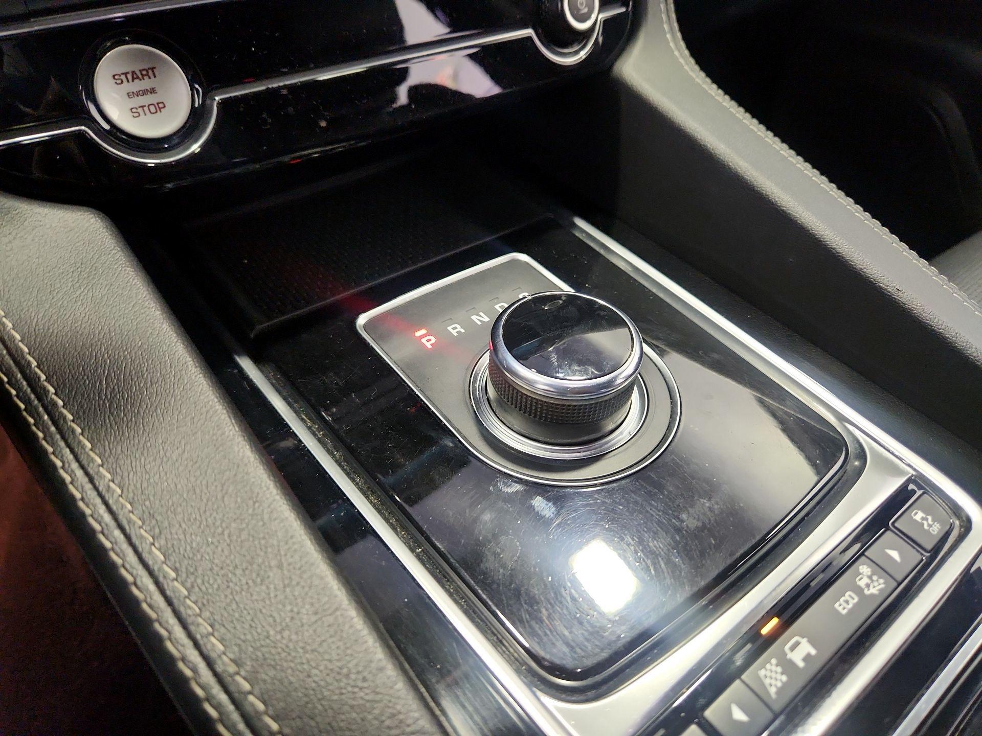 Thumbnail: 2019 Jaguar F-Pace - 18