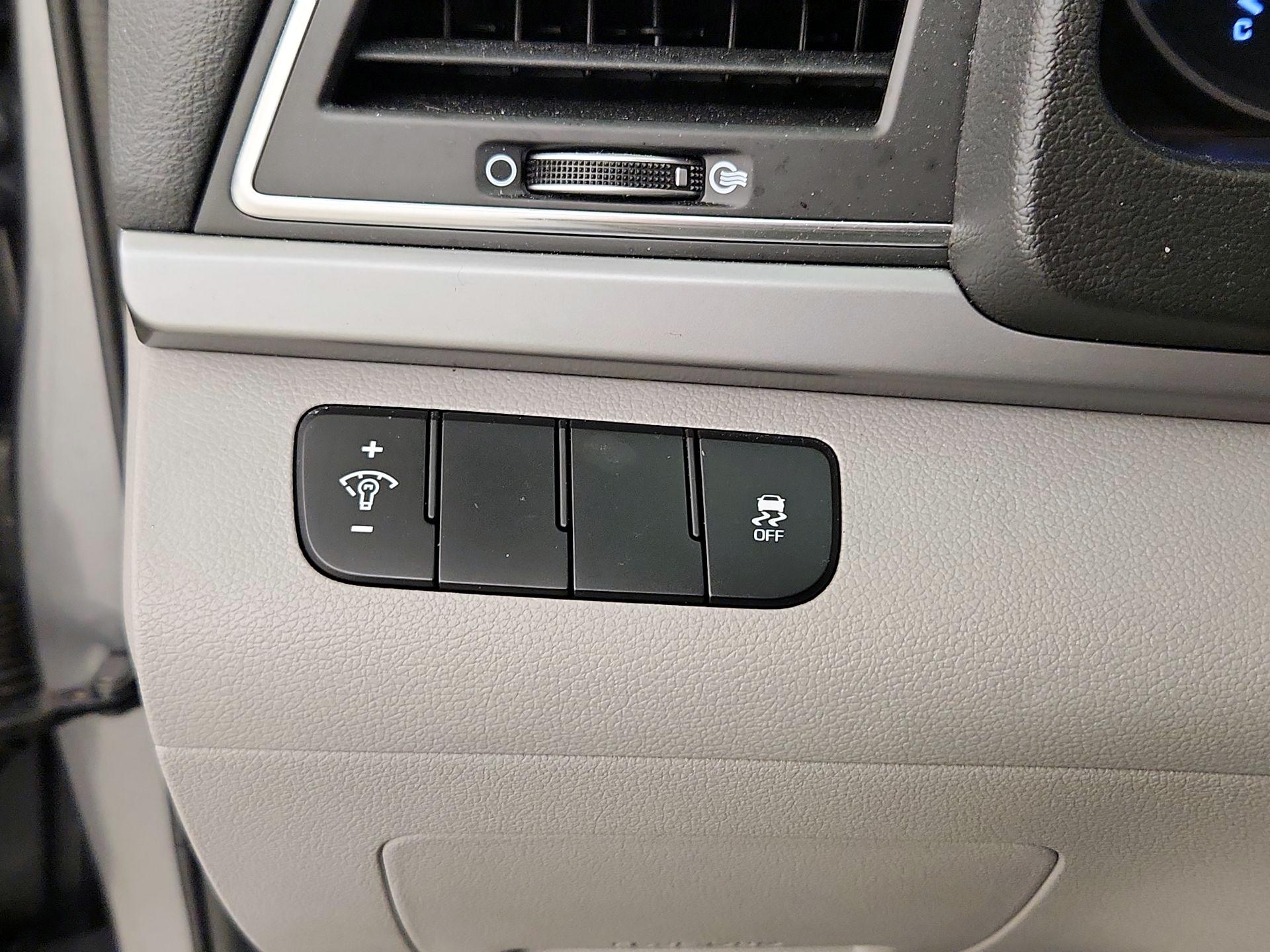 Thumbnail: 2018 Hyundai Elantra - 13