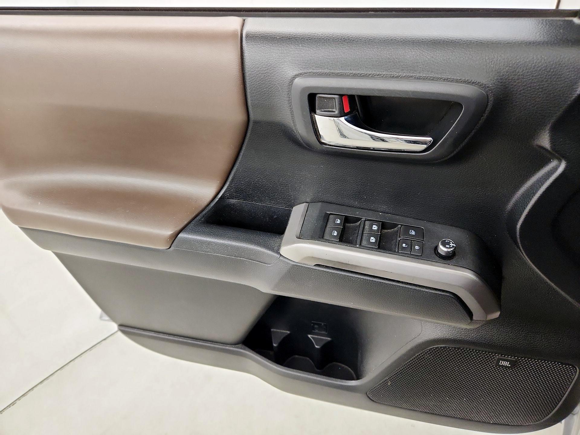 Thumbnail: 2016 Toyota Tacoma - 12