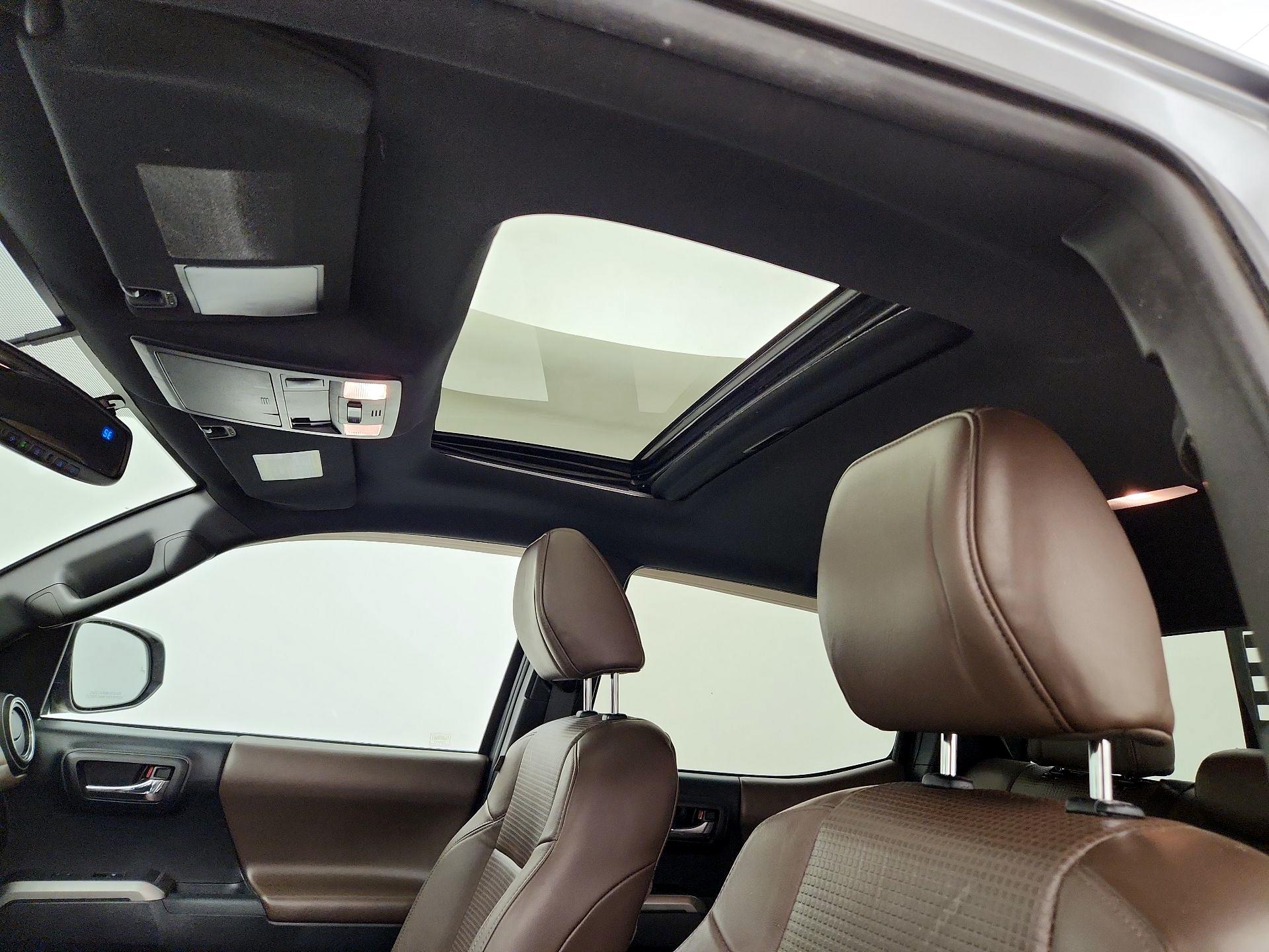 Thumbnail: 2016 Toyota Tacoma - 20