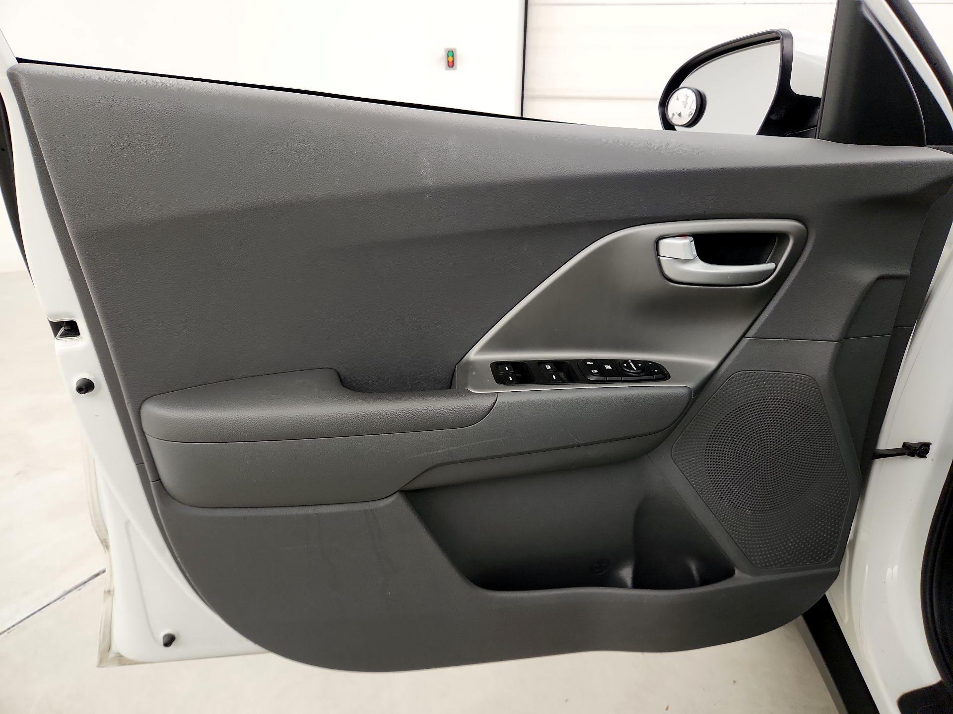 Thumbnail: 2017 Kia Niro - 12