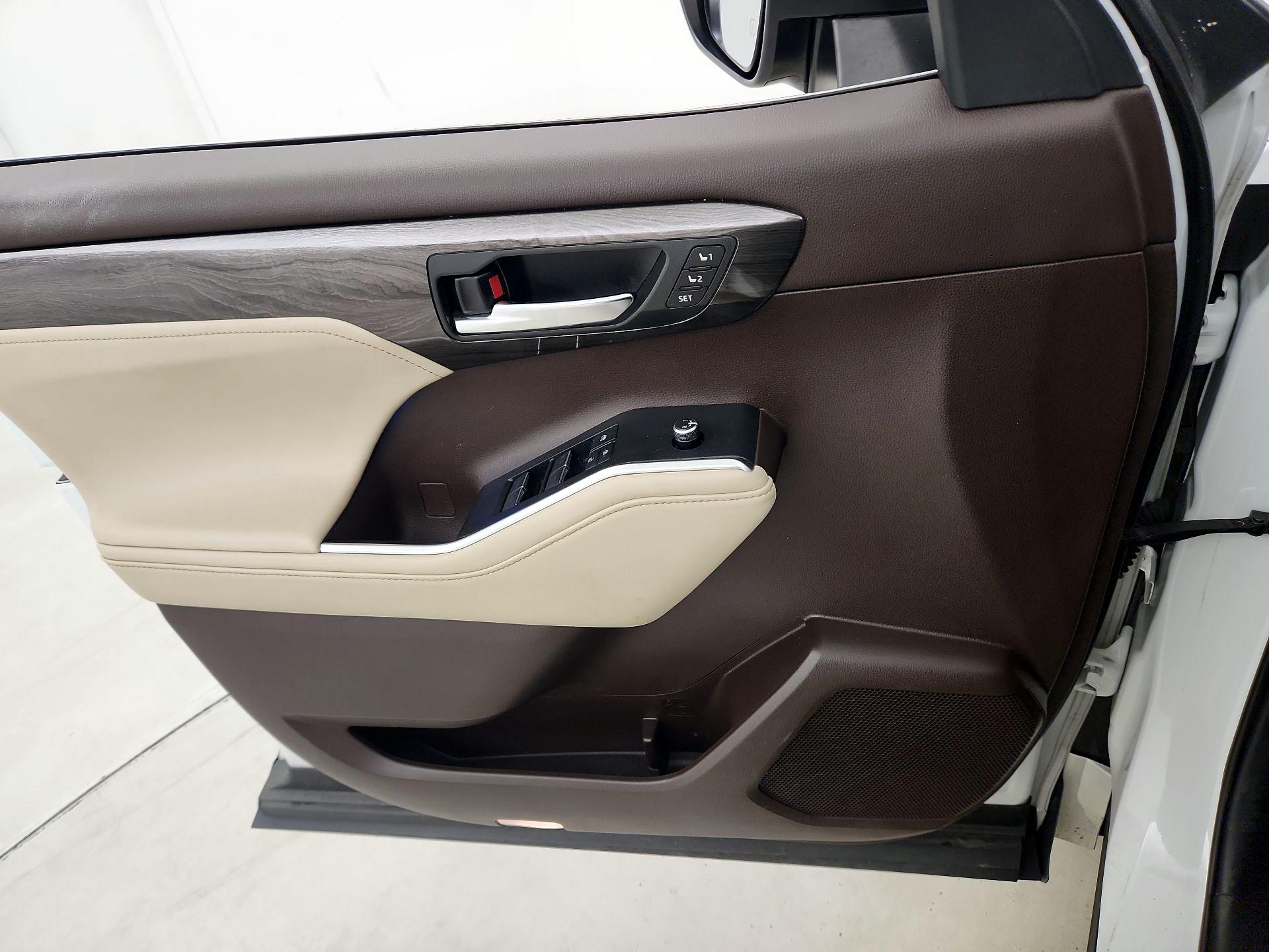 Thumbnail: 2021 Toyota Highlander - 12