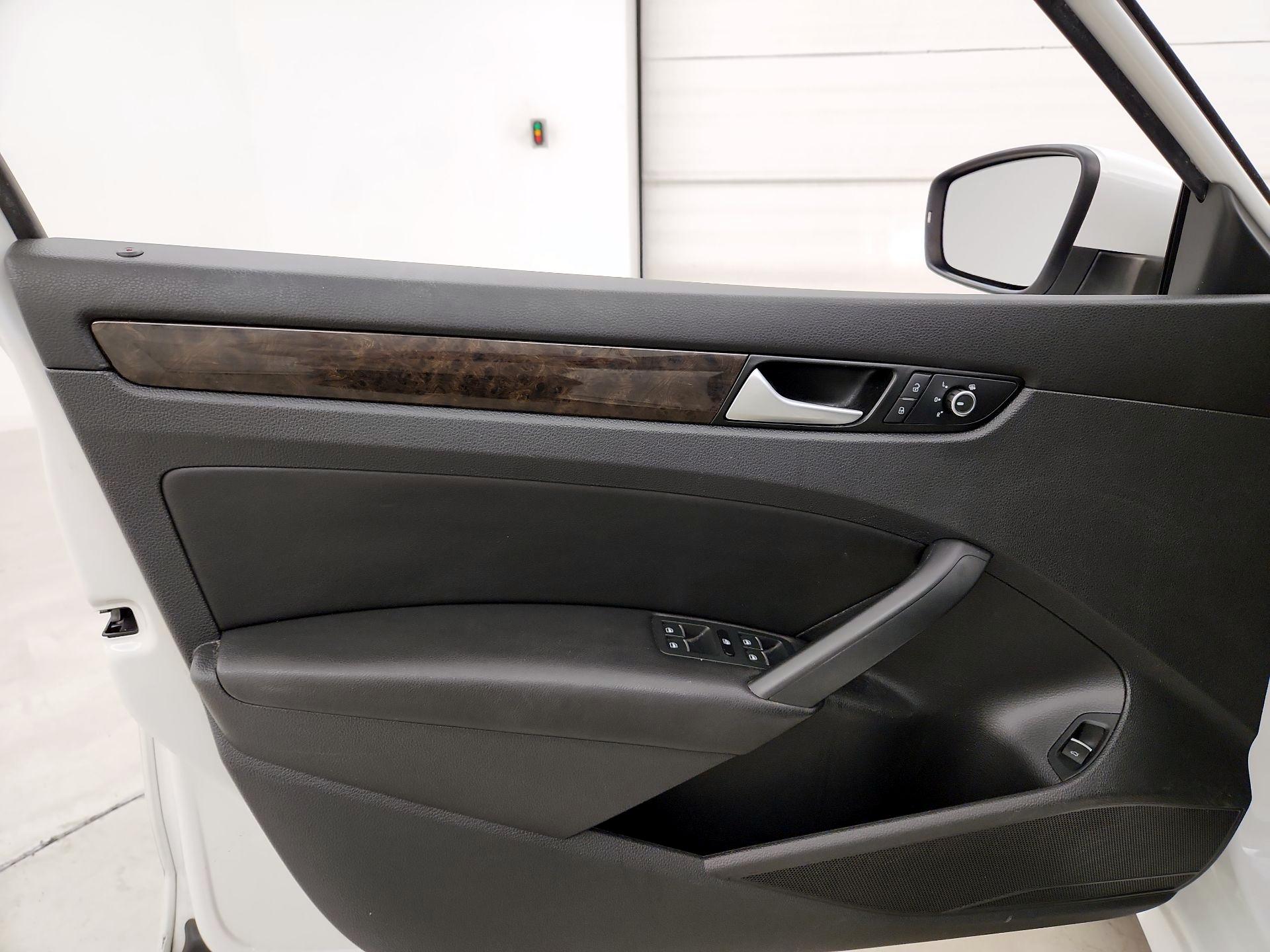 Thumbnail: 2015 Volkswagen Passat - 12