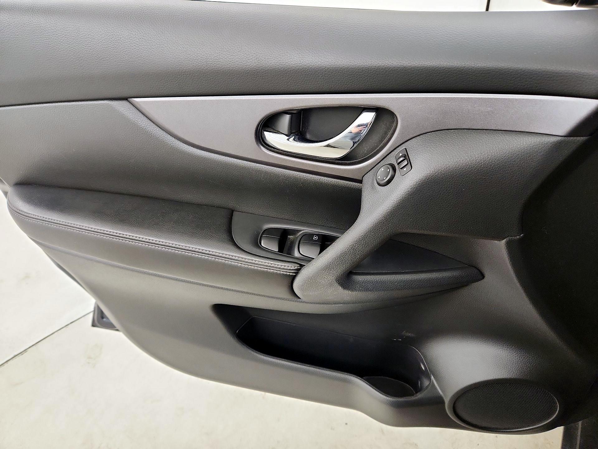 Thumbnail: 2016 Nissan Rogue - 12