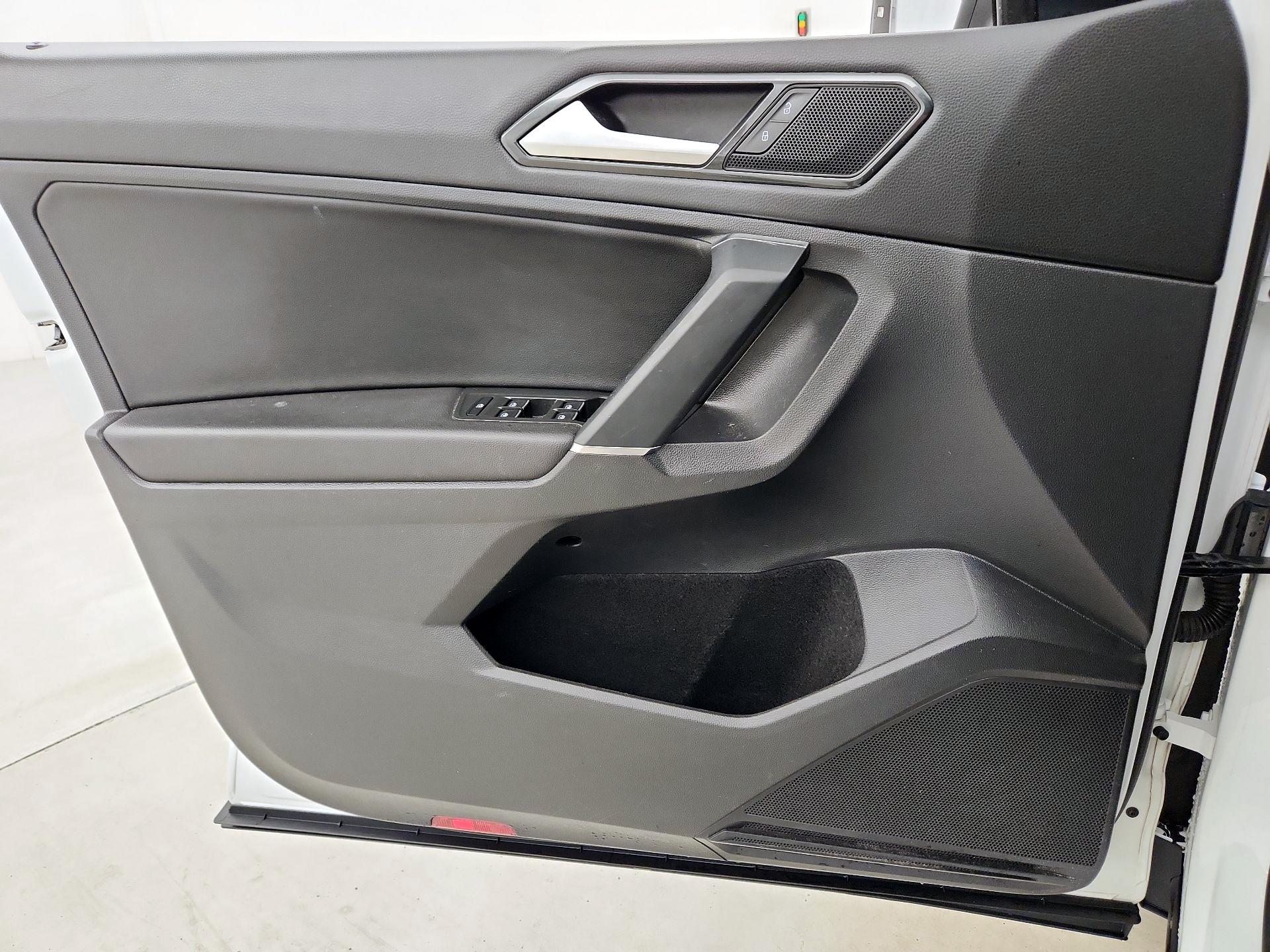 Thumbnail: 2018 Volkswagen Tiguan - 12