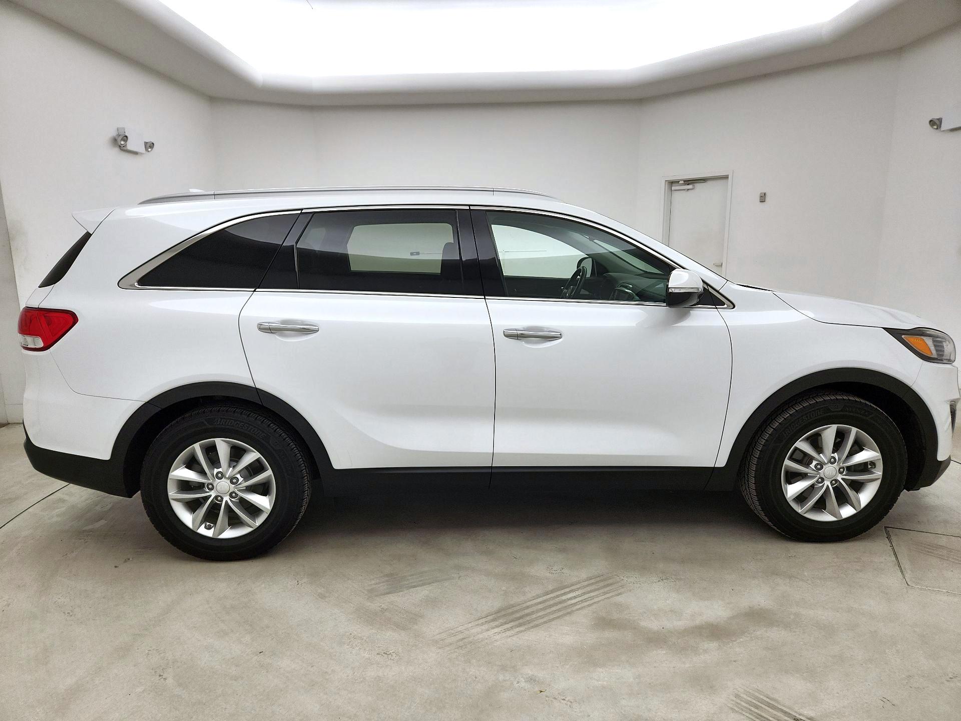 Thumbnail: 2017 Kia Sorento - 4