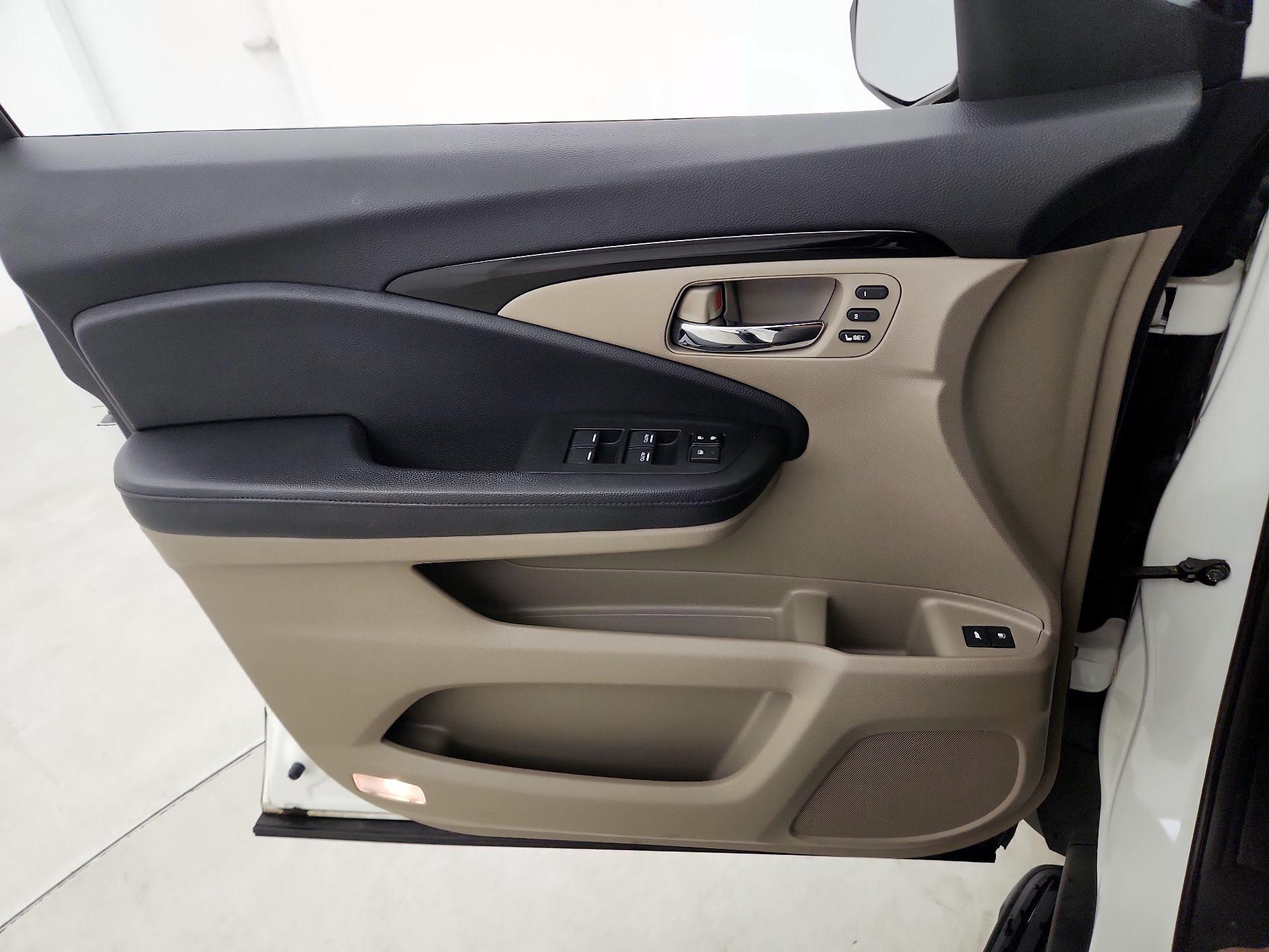 Thumbnail: 2017 Honda Pilot - 12